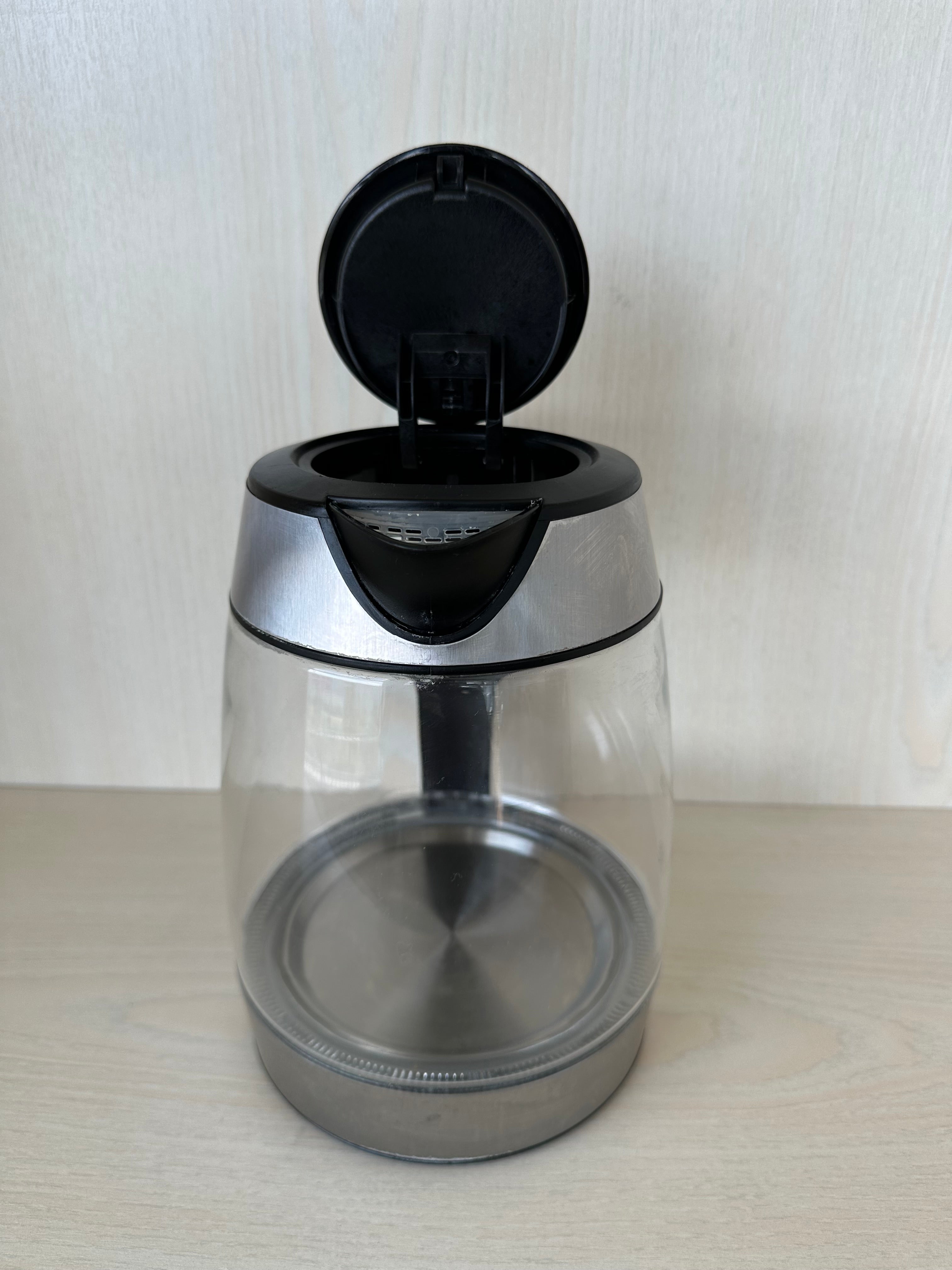 Koenic Kettle K17 – Glas, 1,7L, Silber/Schwarz, Sehr guter Zustand