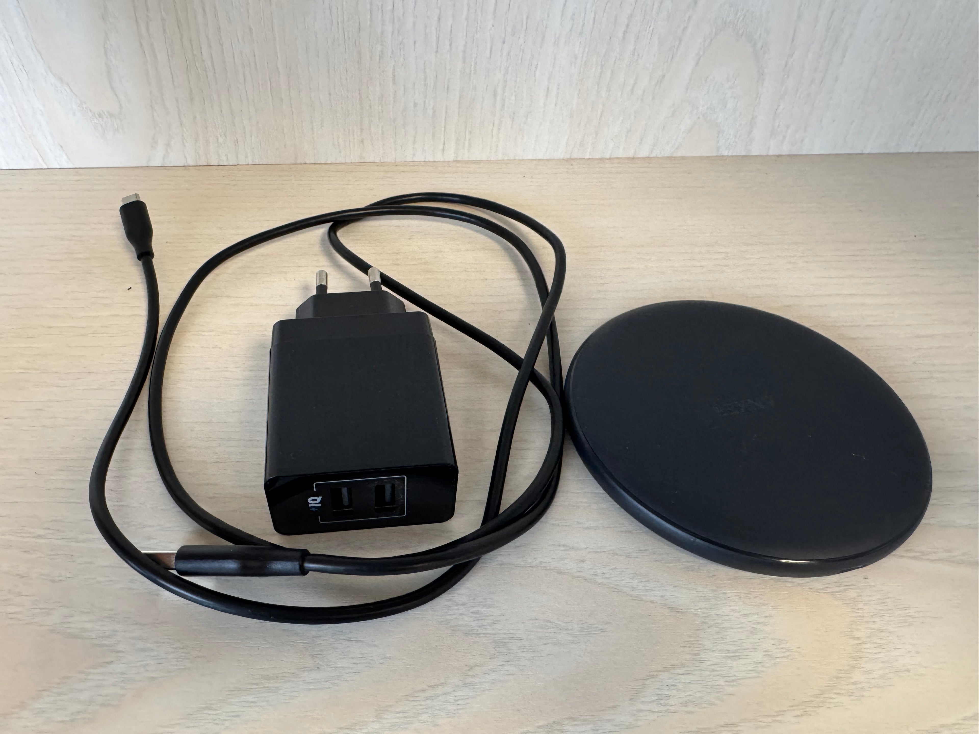Anker 313 Qi Wireless Ladepad + 24W Dual USB Ladegerät – Schwarz, Gut, 10cm