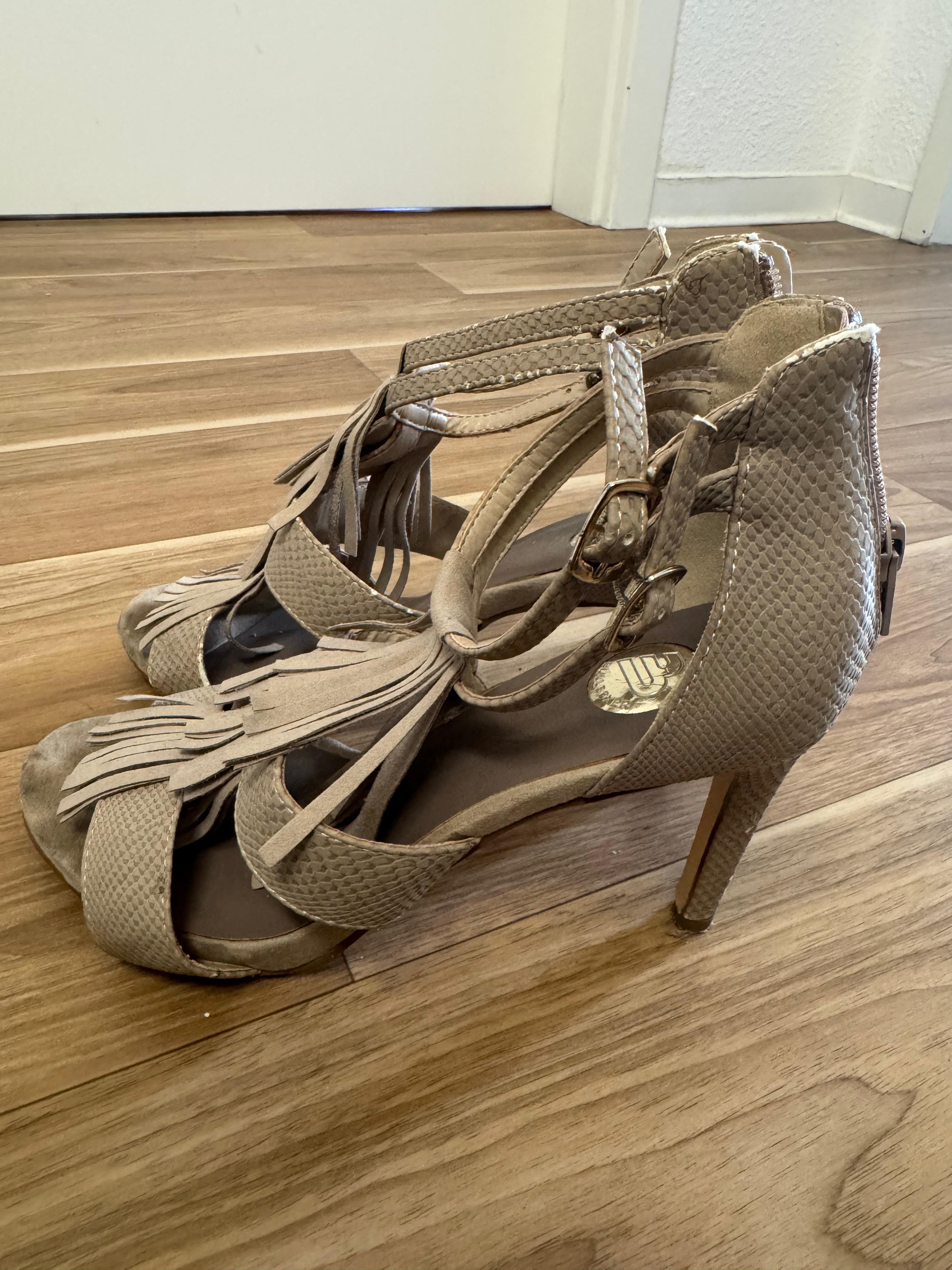 Bullboxer Fringe Sandalen – Kunstleder, Cream, Gr. 38, Zustand: Stark gebraucht