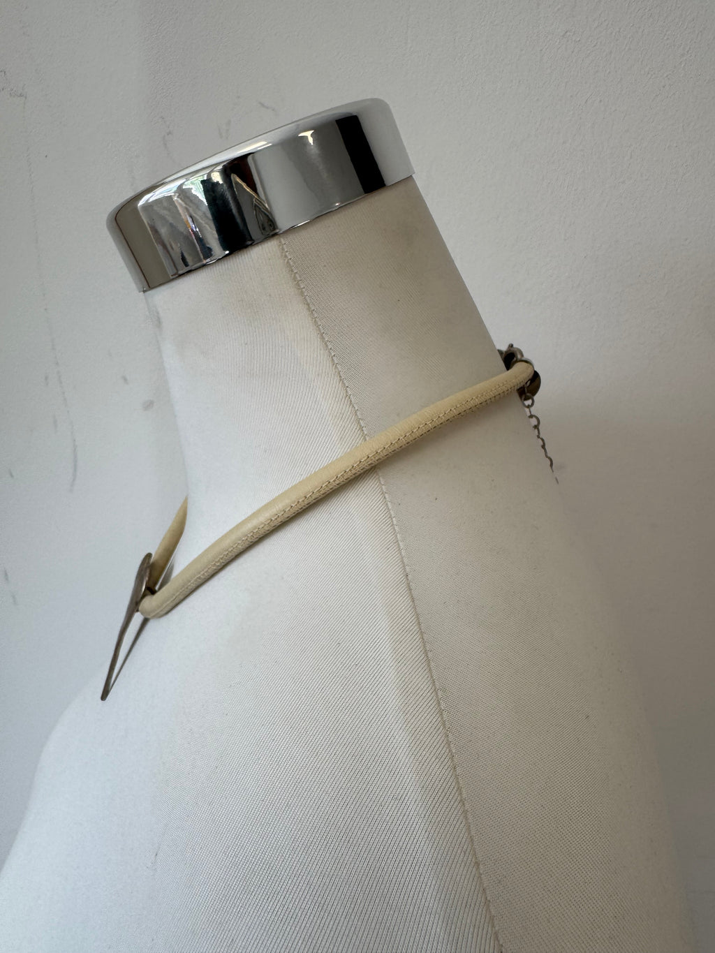 Chau Herzanhänger Halskette, Silberfarben, Kunstlederband, Gebraucht