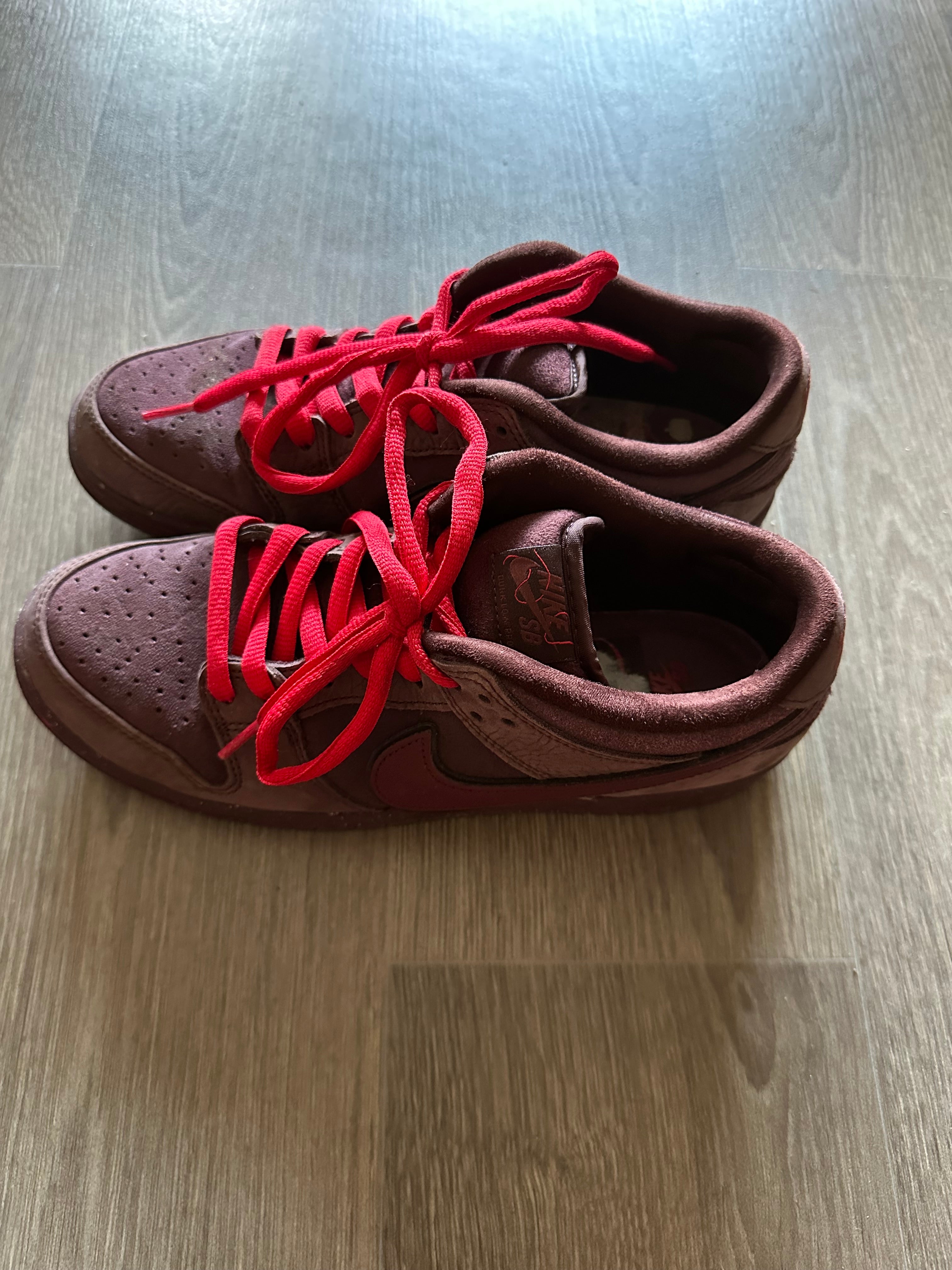 Nike SB Dunk Low City of Love Burgundy Crush EU 42 Sehr Gut