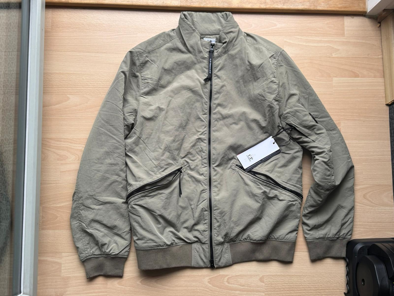 C.P. Company Chrome-R Lens Bomberjacke, Light Olive, Größe M, Neu mit Etikett