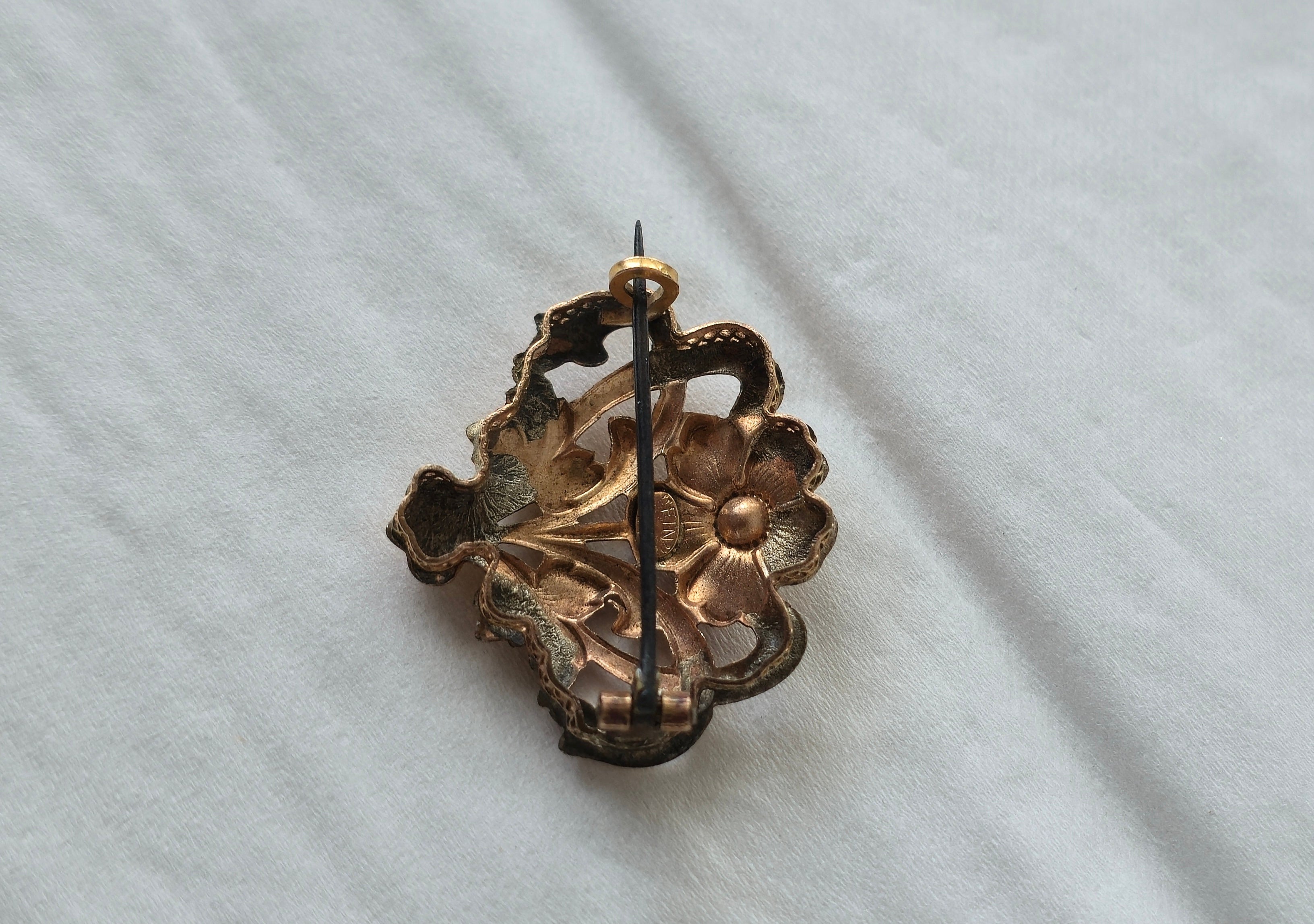 ORIA Art Nouveau Brooch | Gold-Plated | Ruby Paste | Small | Very Good