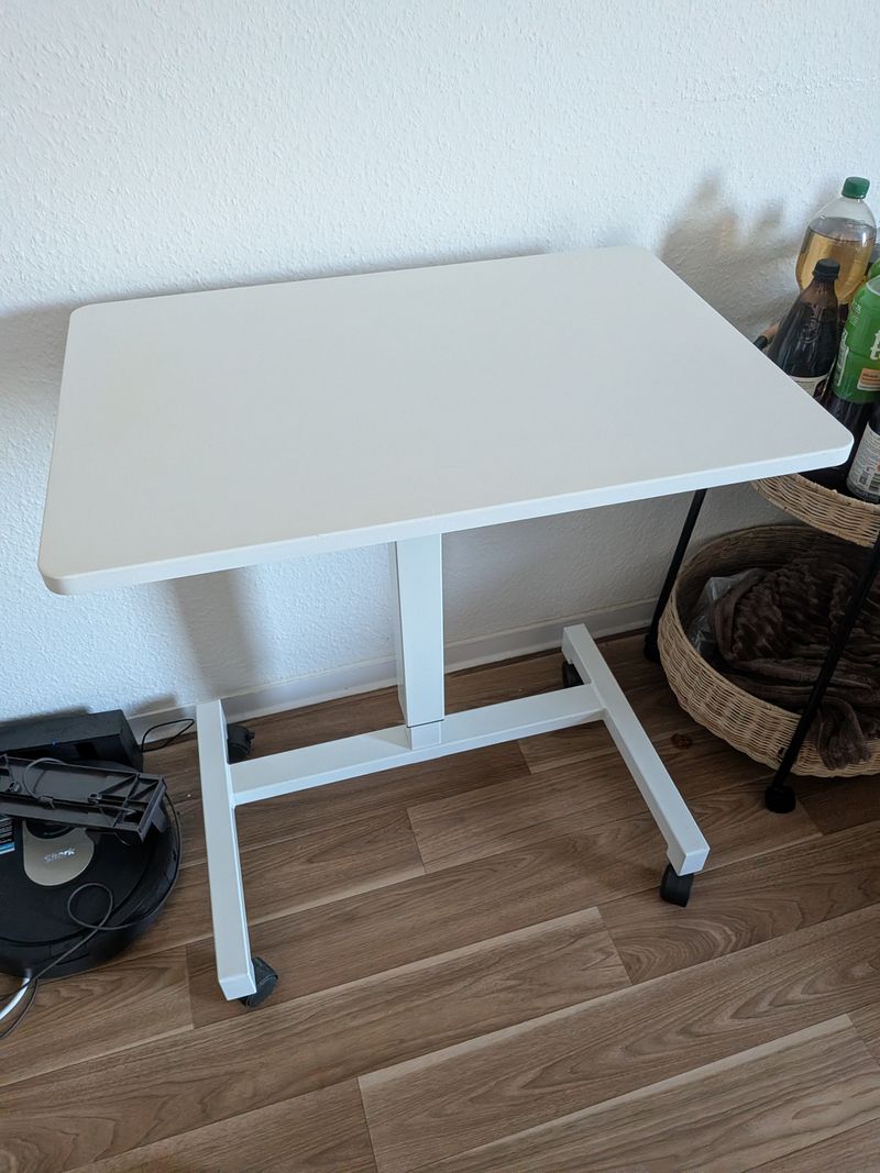 Mobiler, höhenverstellbarer Laptop-Tisch 70×48 cm Weiß, sehr guter Zustand