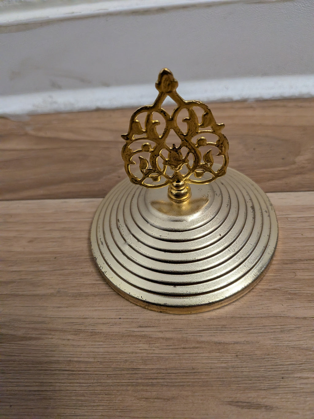 Vintage Glas-Dekanter mit Metalldeckel & Rosendekor, ca. 25 cm, sehr gut