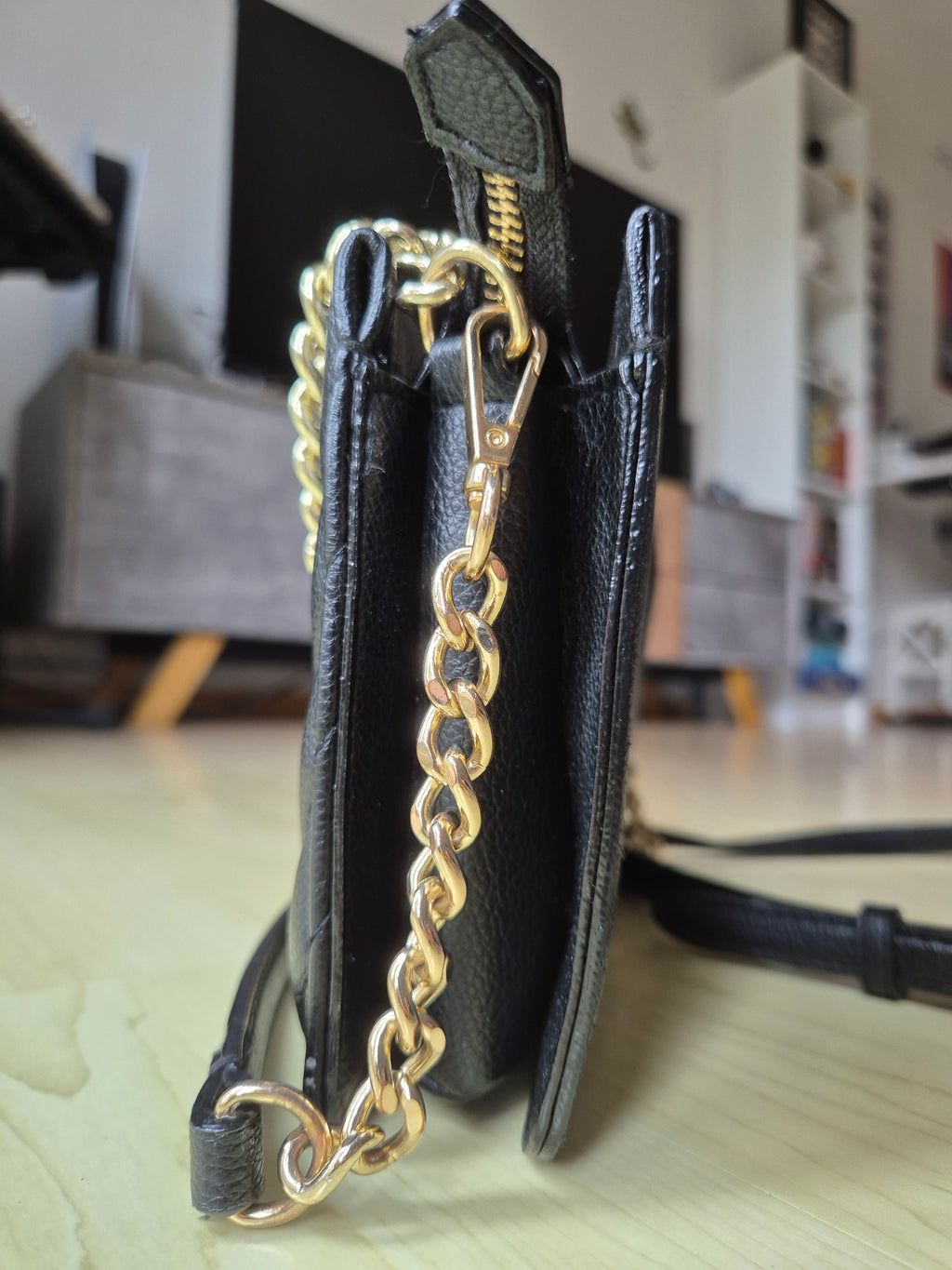Victoria's Secret V Quilt Crossbody | Black | Gold Chain | Very Good Condition