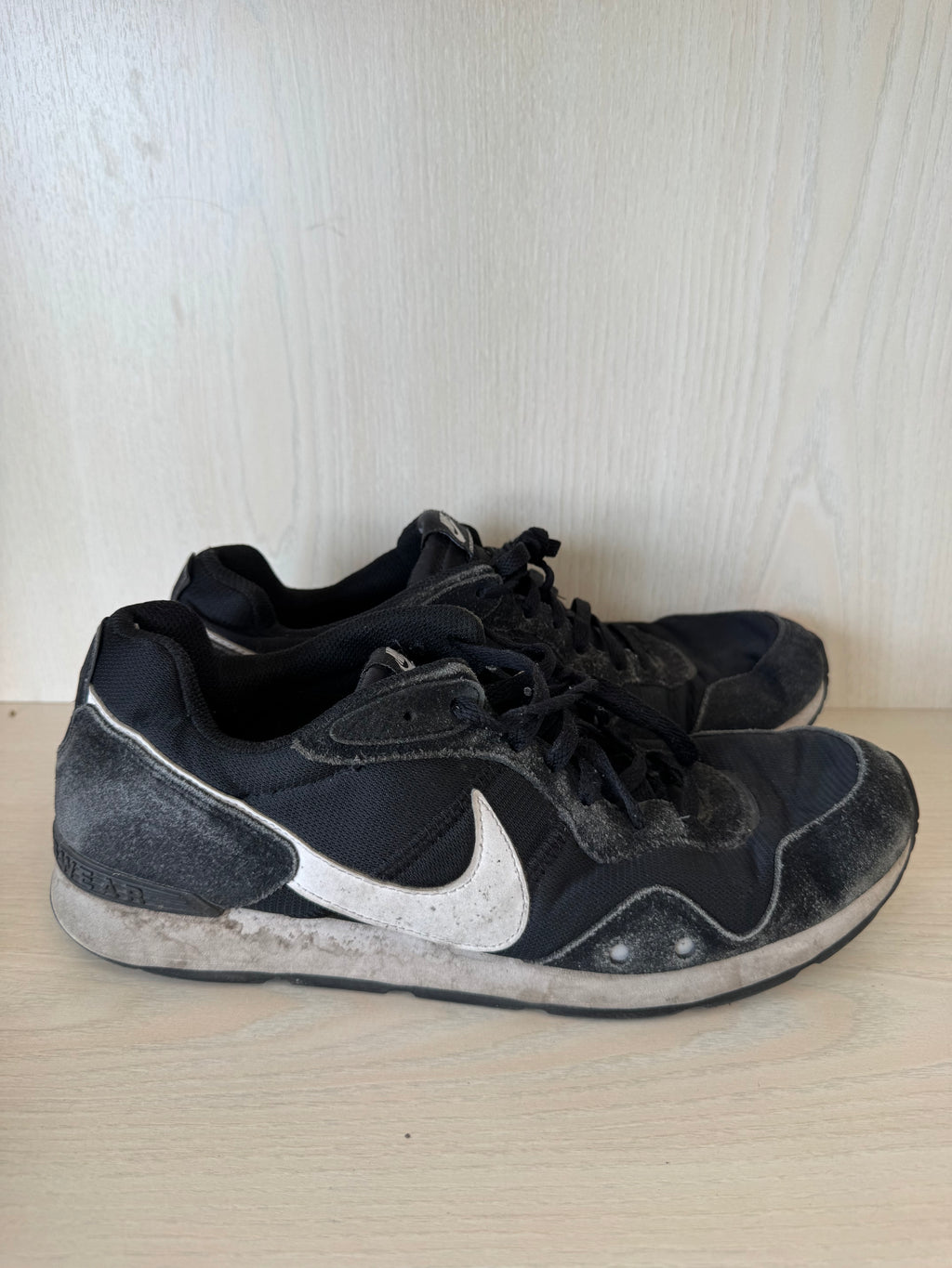 Nike Venture Runner – Schwarz/Weiß, Größe EU 45, Gebraucht