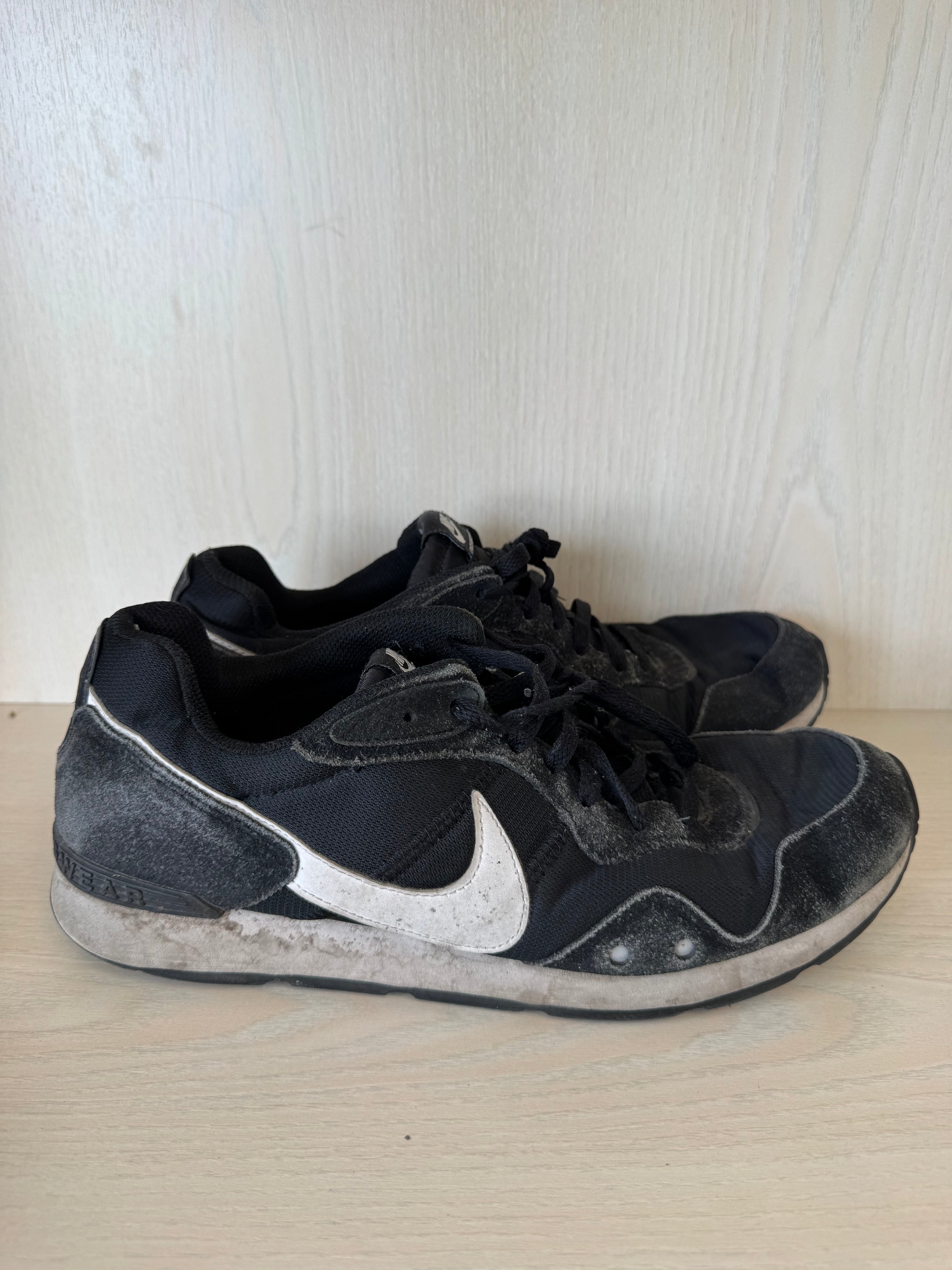 Nike Venture Runner – Schwarz/Weiß, Größe EU 45, Gebraucht
