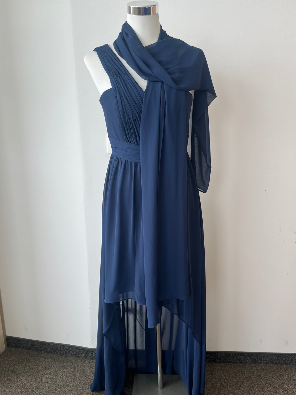 Elegantes Marie Lund One-Shoulder-Abendkleid Royalblau S mit Schal