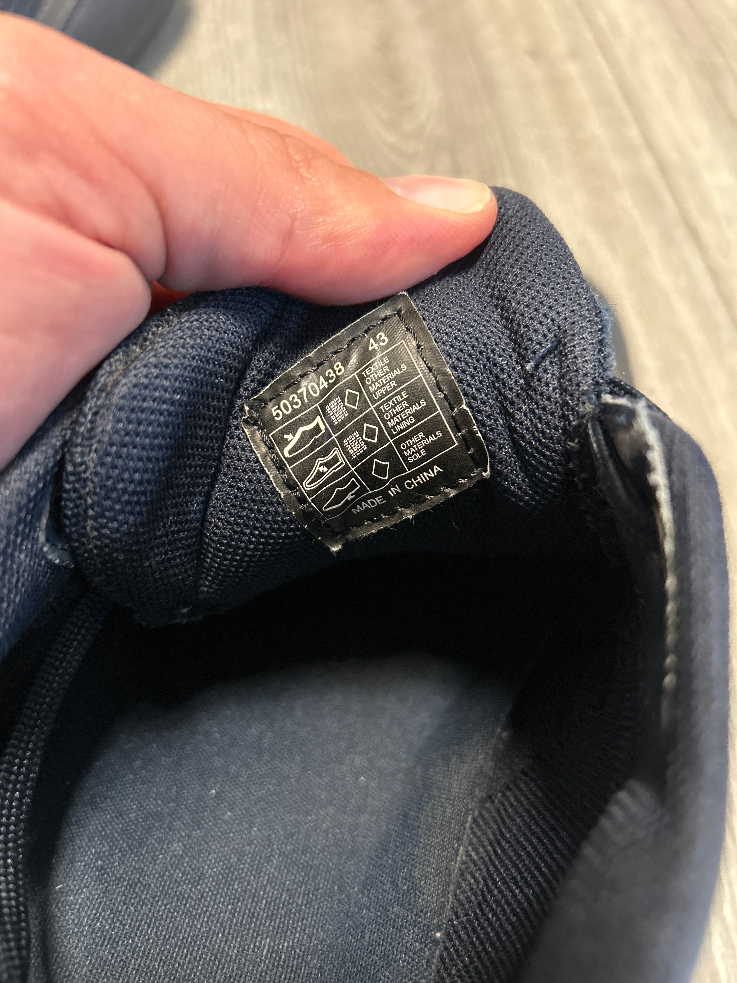 BOSS Lighter Low-Top Sneaker – EU 42, Dunkelblau, Sehr guter Zustand