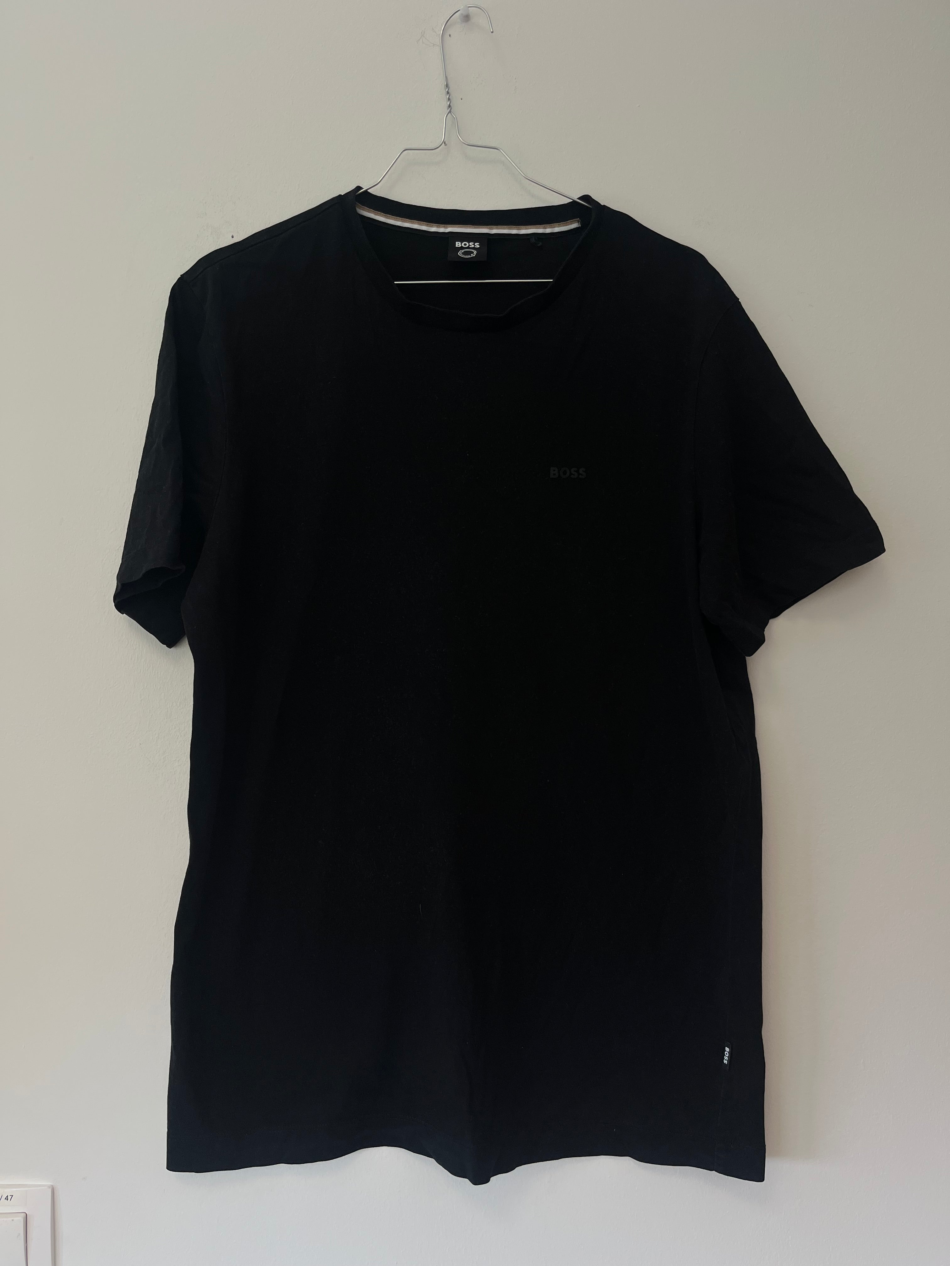 HUGO BOSS Classic Crew Neck T-Shirt – Black, Size M, Very Good Condition