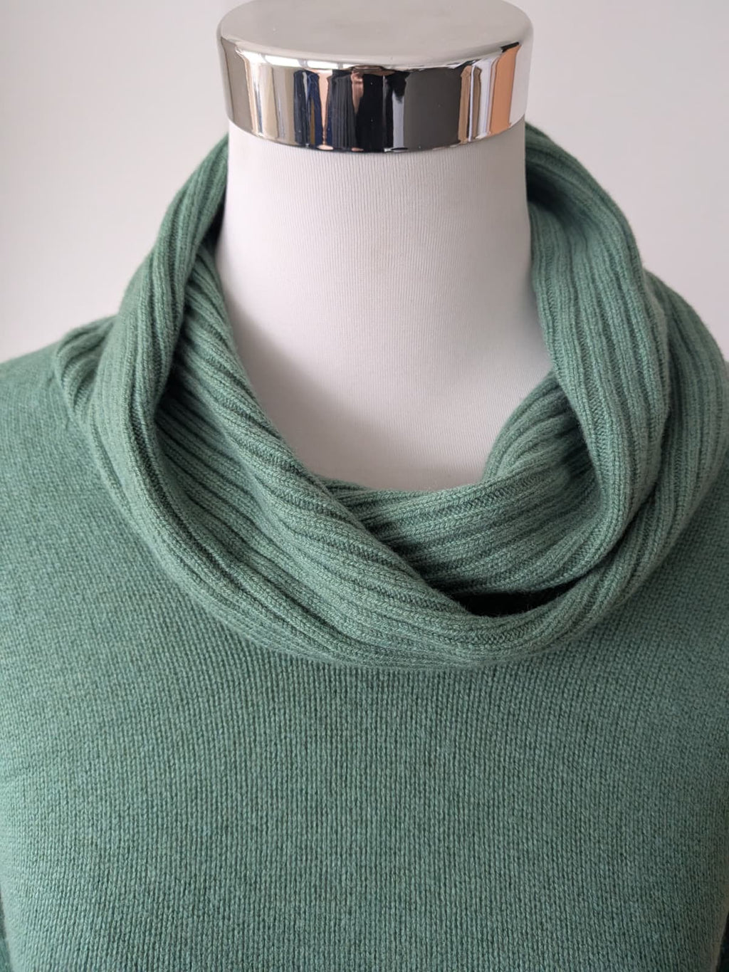 Poster Cowl-Neck Pullover, Italien, Wolle-Kaschmir, Salbeigrün, Gr. XX, Sehr Gut