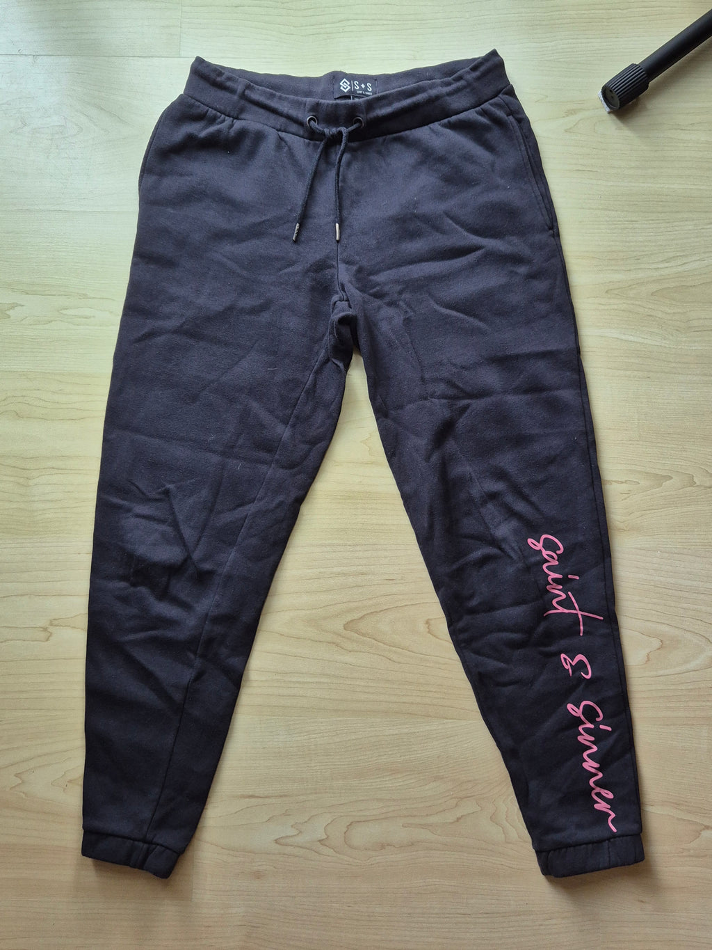 Saint & Sinner Graphic Sweatpants, EU S, Schwarz/Pink, 90% Baumwolle, Gebraucht
