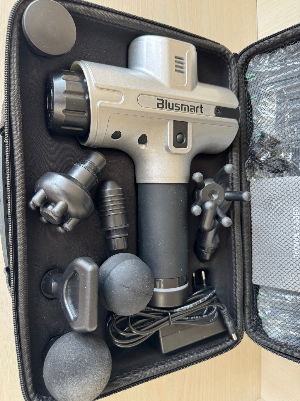 Blusmart Massage Gun Pro – Silber, 8 Aufsätze, Medium, Guter Zustand
