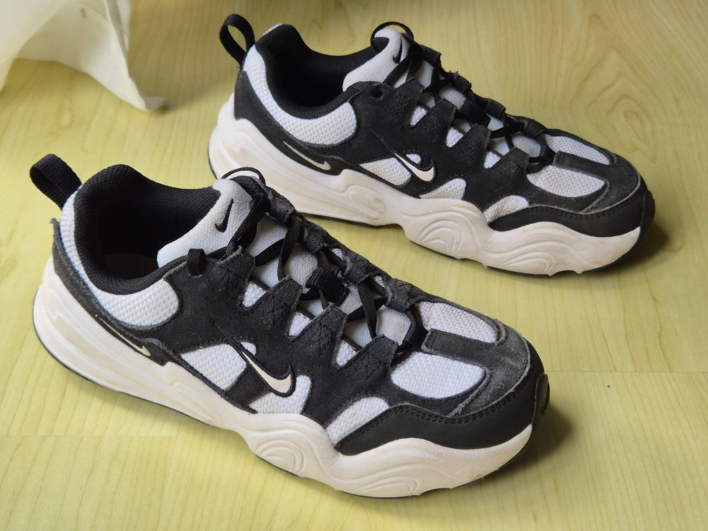 Nike Tech Hera | Größe 39 | Weiß/Schwarz | guter Zustand