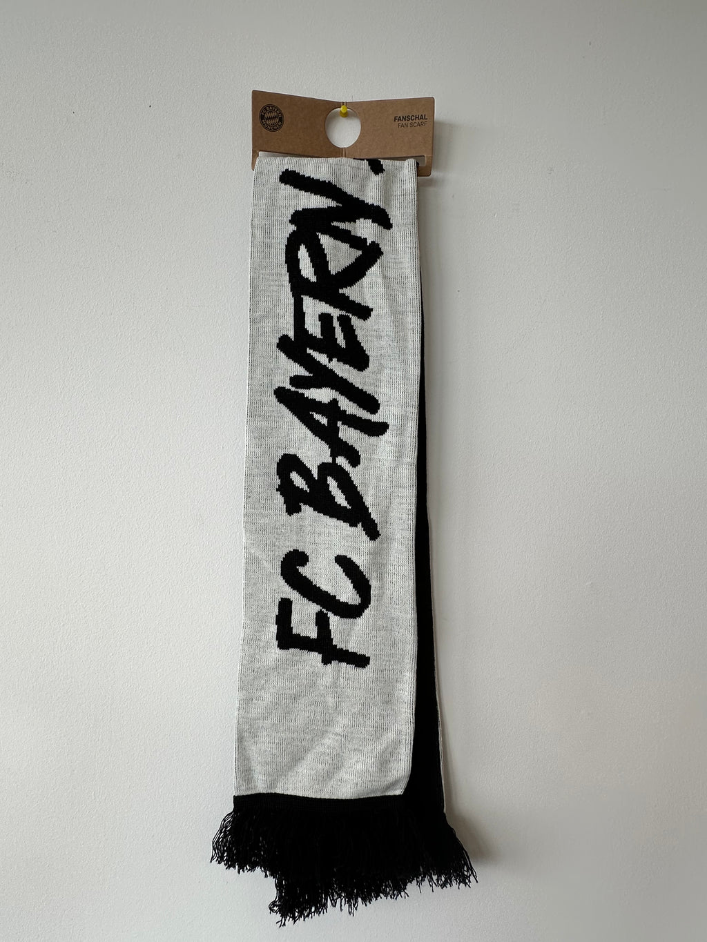 Wie Neu FC Bayern Strickschal “BAYERN HUSTLES HARDER” – Wende, 145cm, Schwarz/Weiß