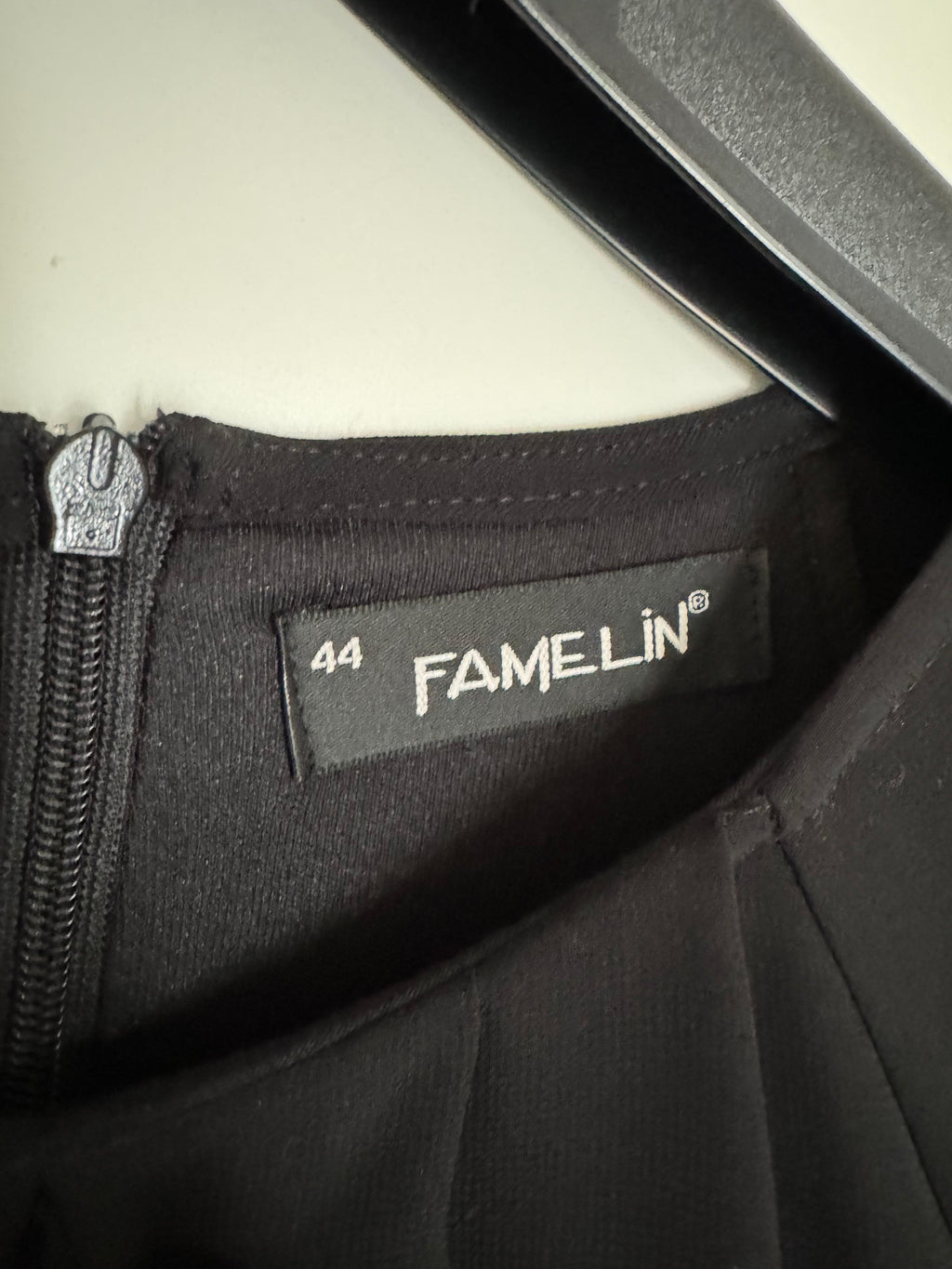 Elegantes Famelin Maxi-Abendkleid schwarz, Gr. 44, Vintage-Stil, Brosche