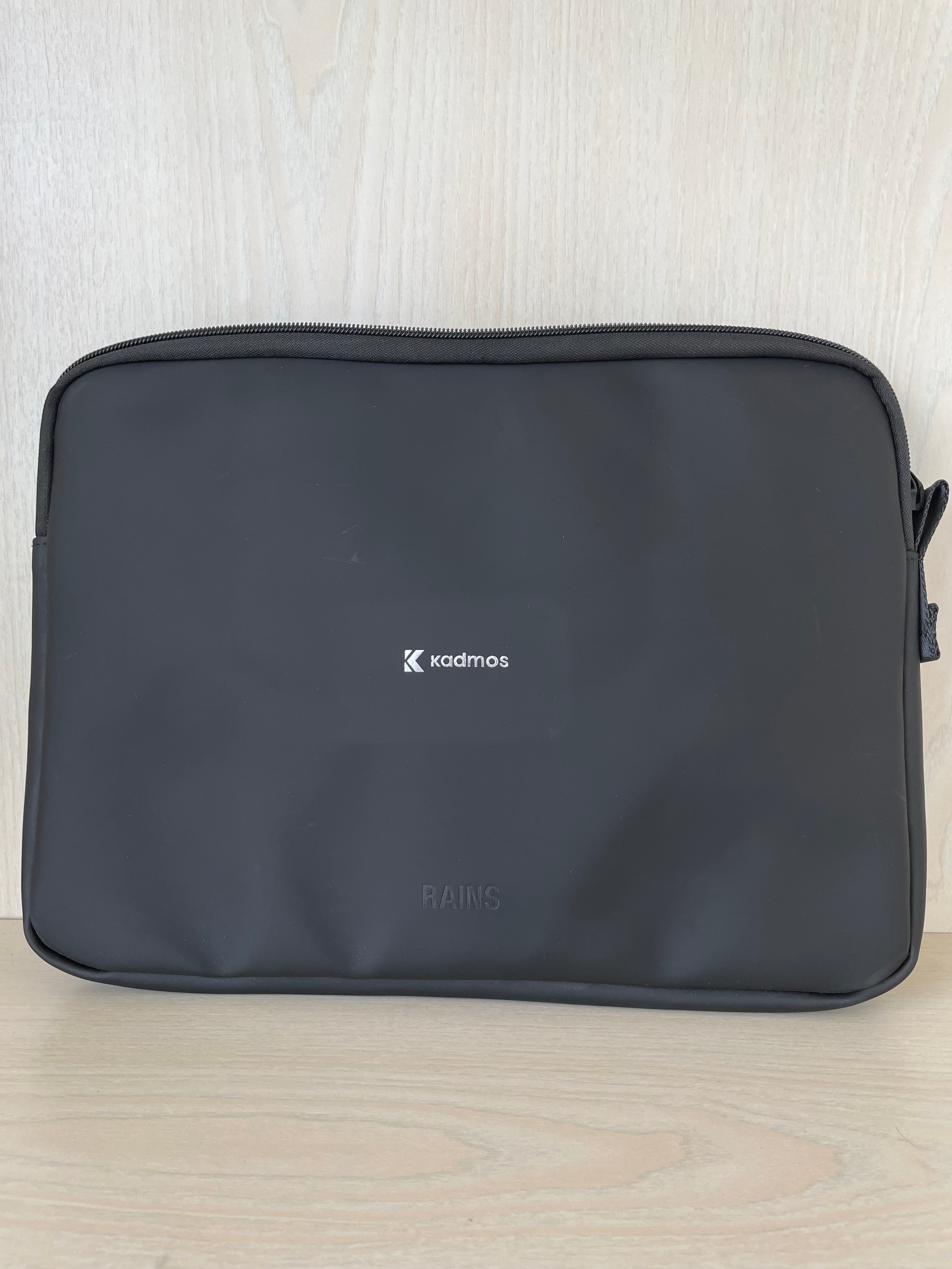 RAINS 13″ Laptop Sleeve – Schwarz, Polyurethan, Kadmos Print, Sehr Gut
