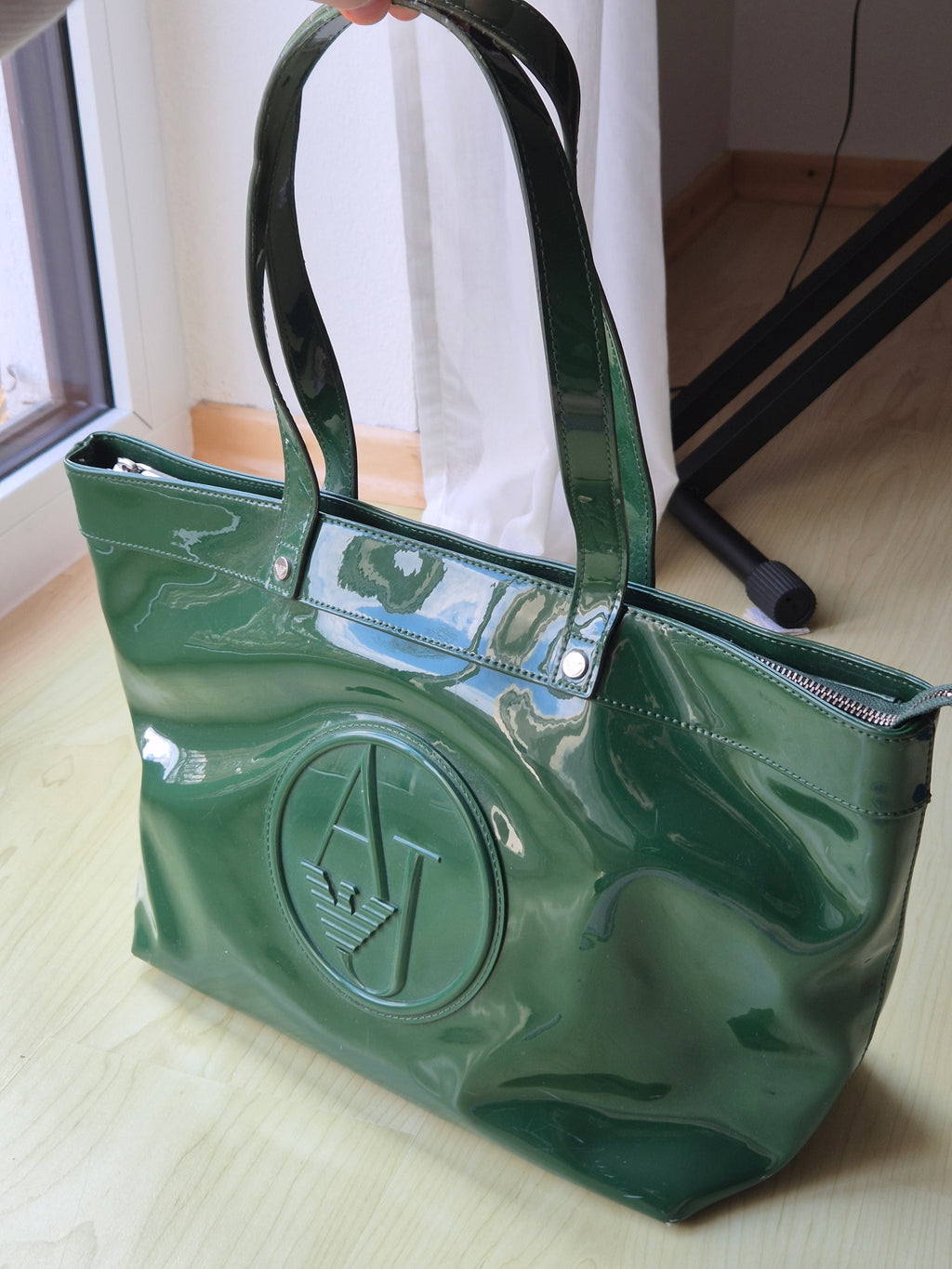 Armani Jeans Logo Patent Shopper – Waldgrün, PVC, 36x28x16 cm, guter Zustand