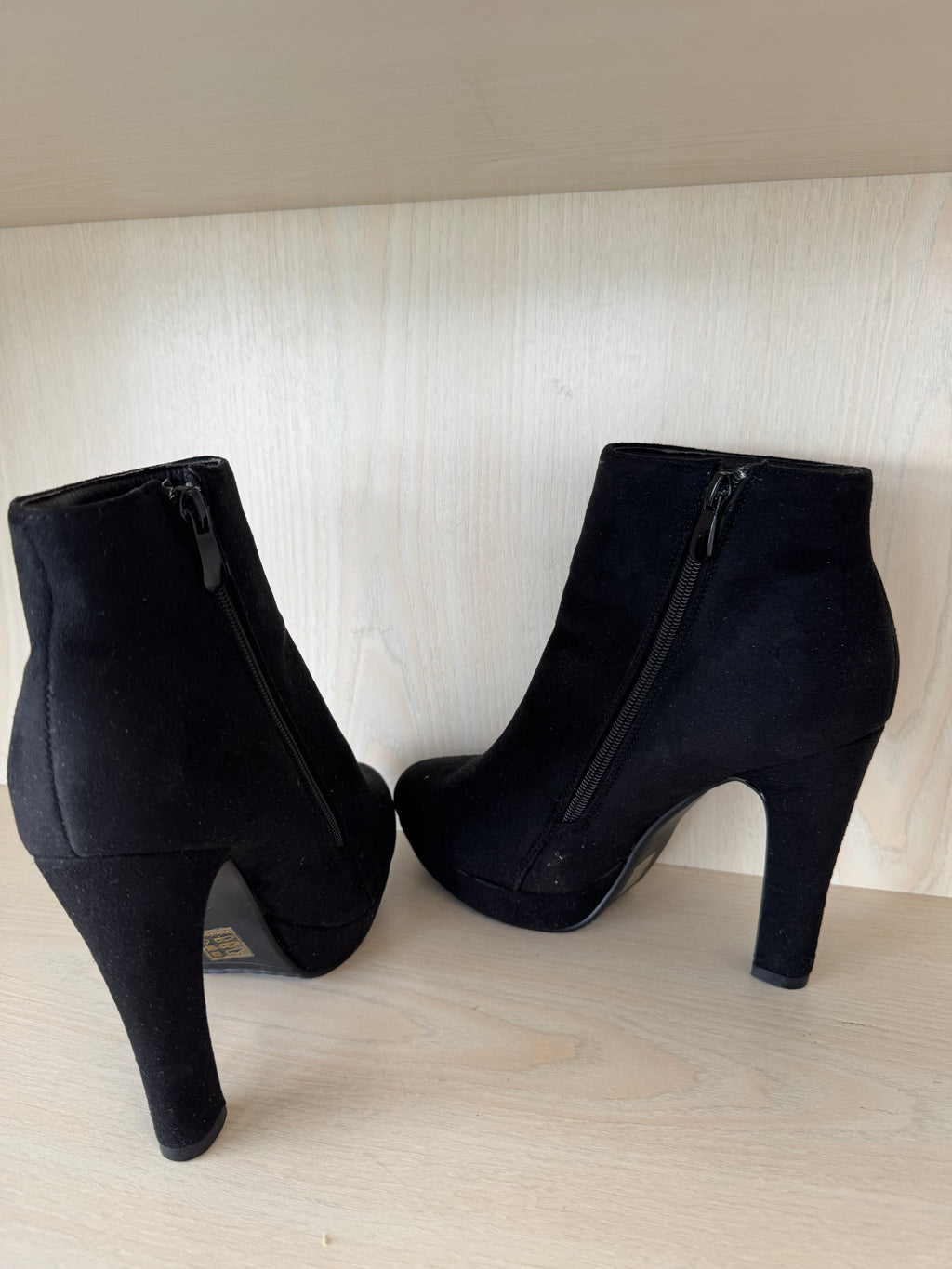 Black Super Me ankle boots, size 40, suede, good condition