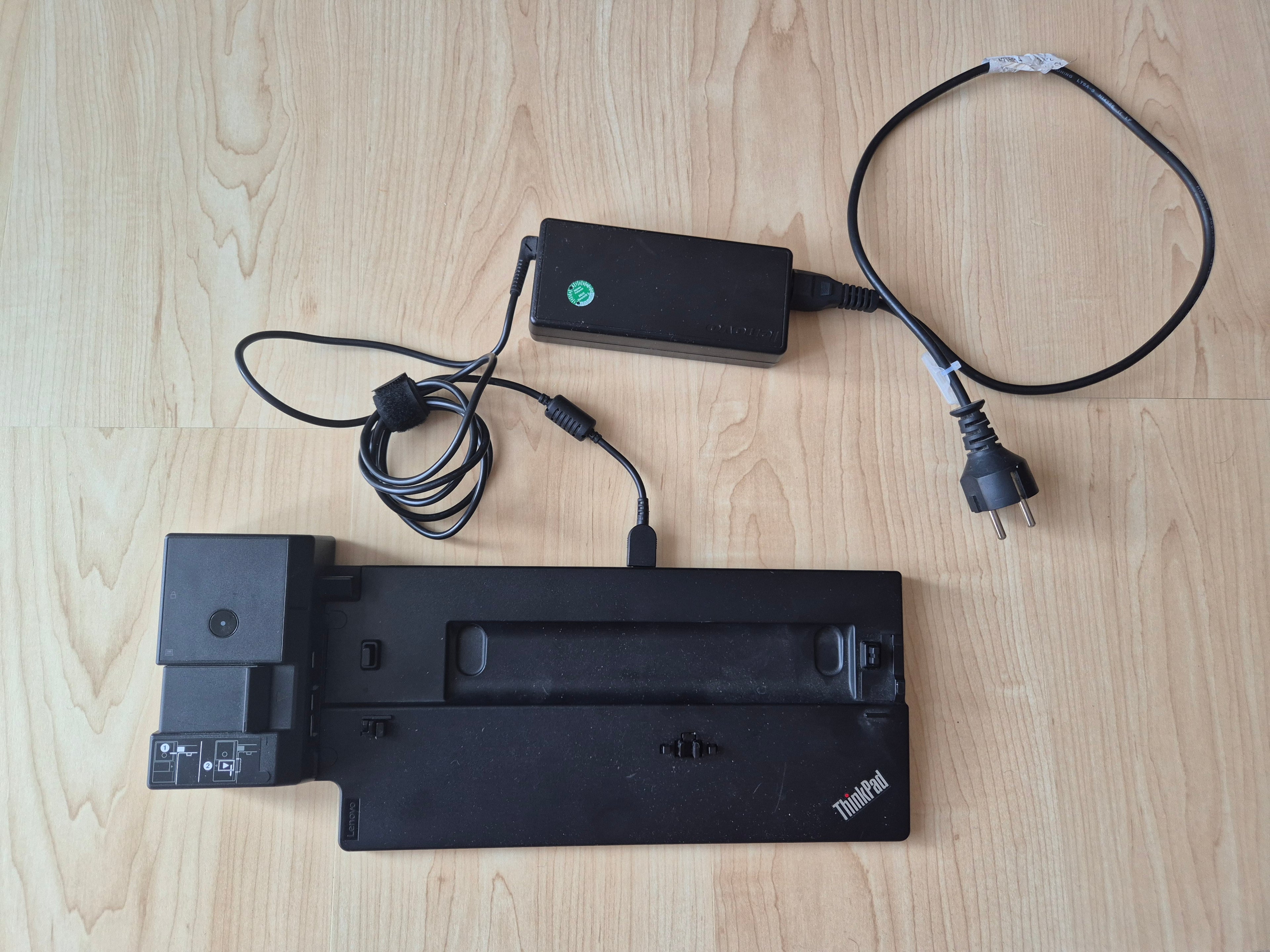 Lenovo ThinkPad Ultra Dock 40AJ + 135W Adapter, Black, Good Condition