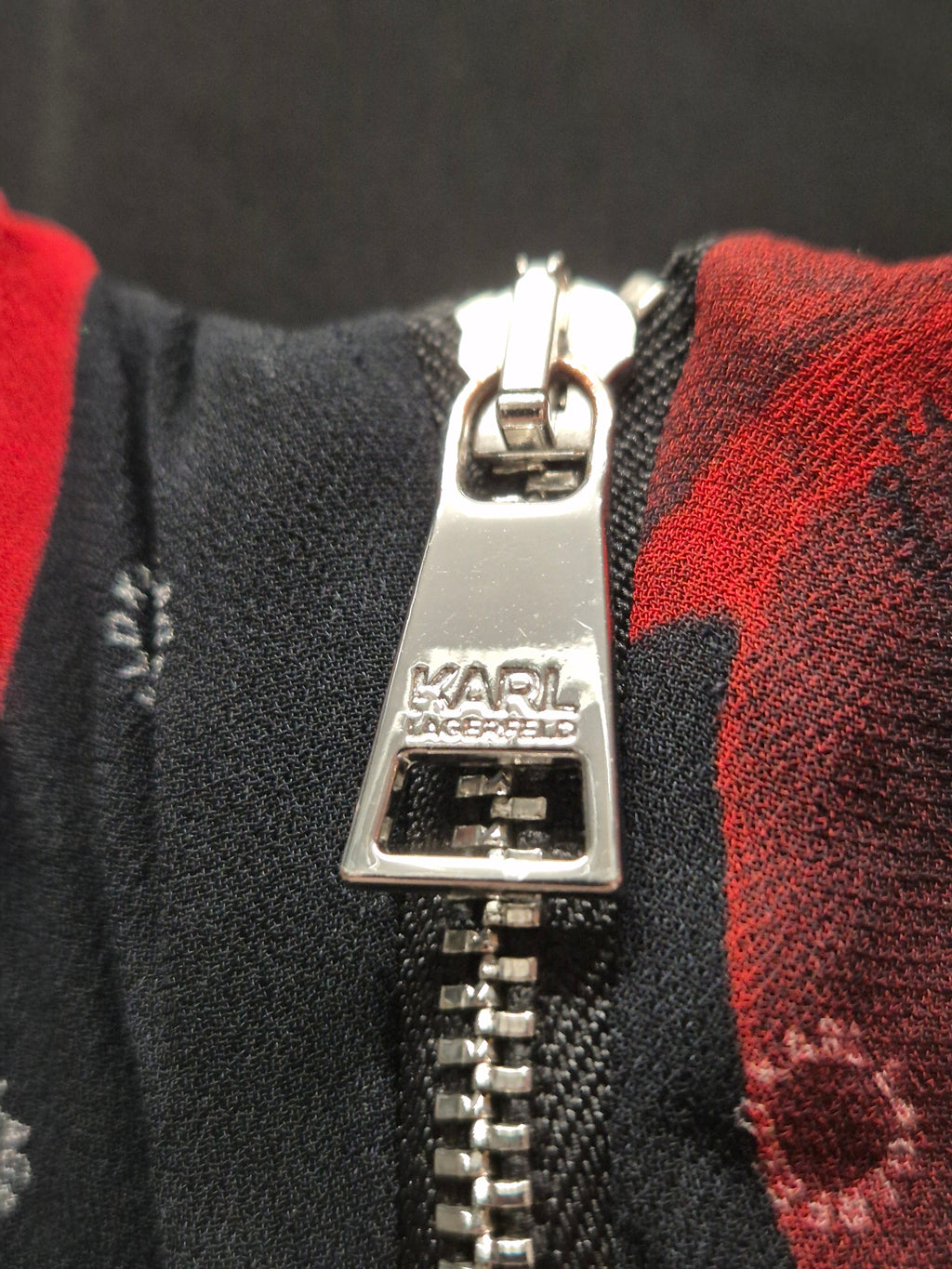 Karl Lagerfeld Plissiertes Blumen Maxikleid, XS (IT 38/FR 34), Schwarz/Rot, Sehr Gut