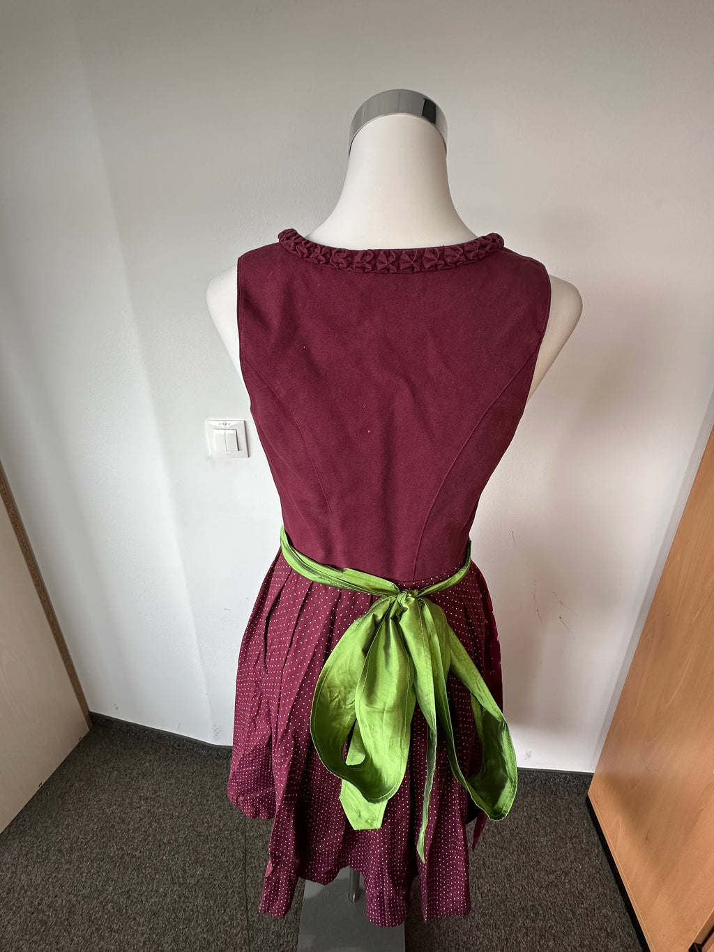 Midi Dirndl with 2 Aprons, EU 38, Maroon Polka Dot, Very Good Condition