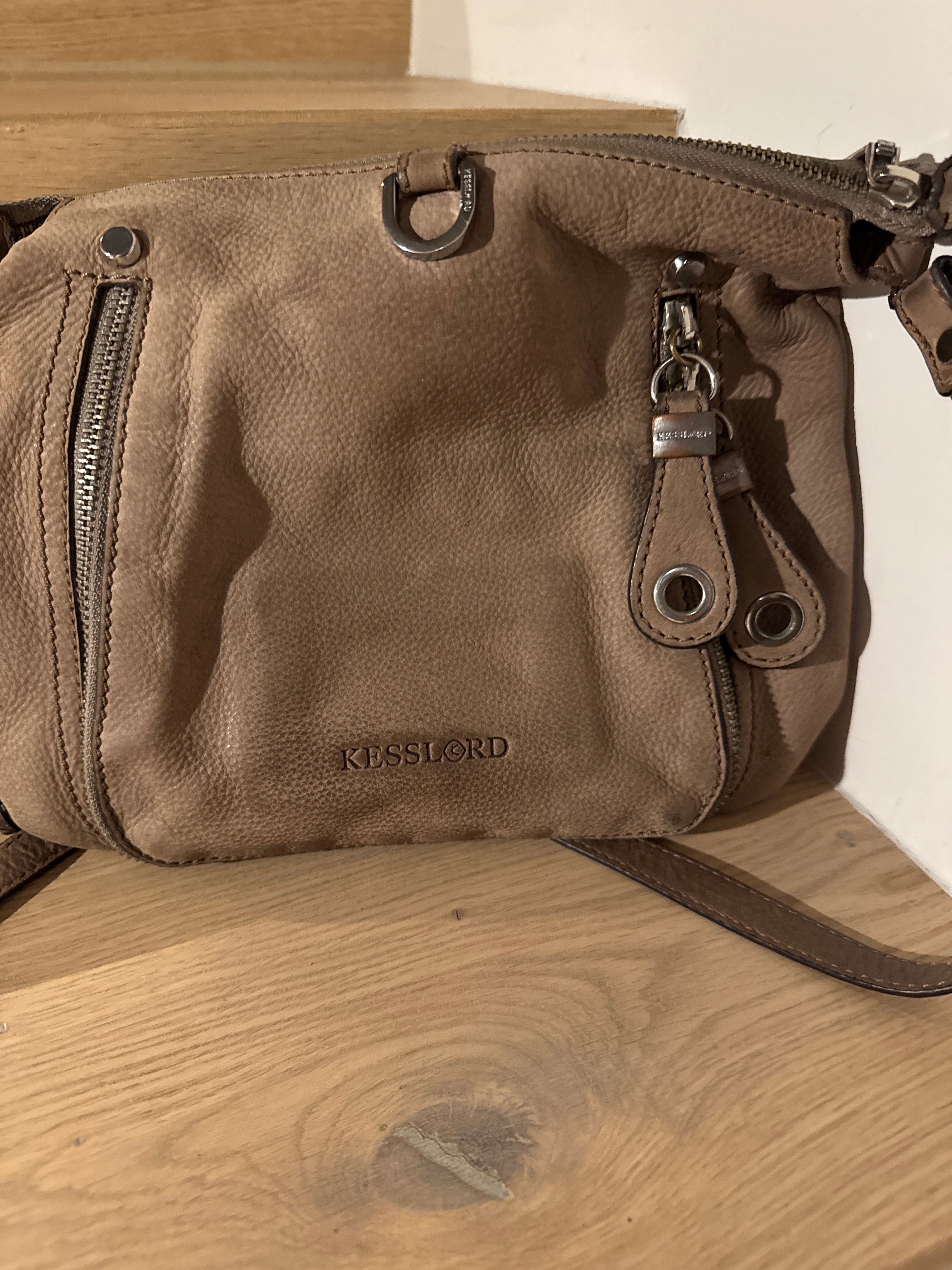KESSLORD Crossbody Bag – Leder, Taupe, Kompakt, Gebraucht