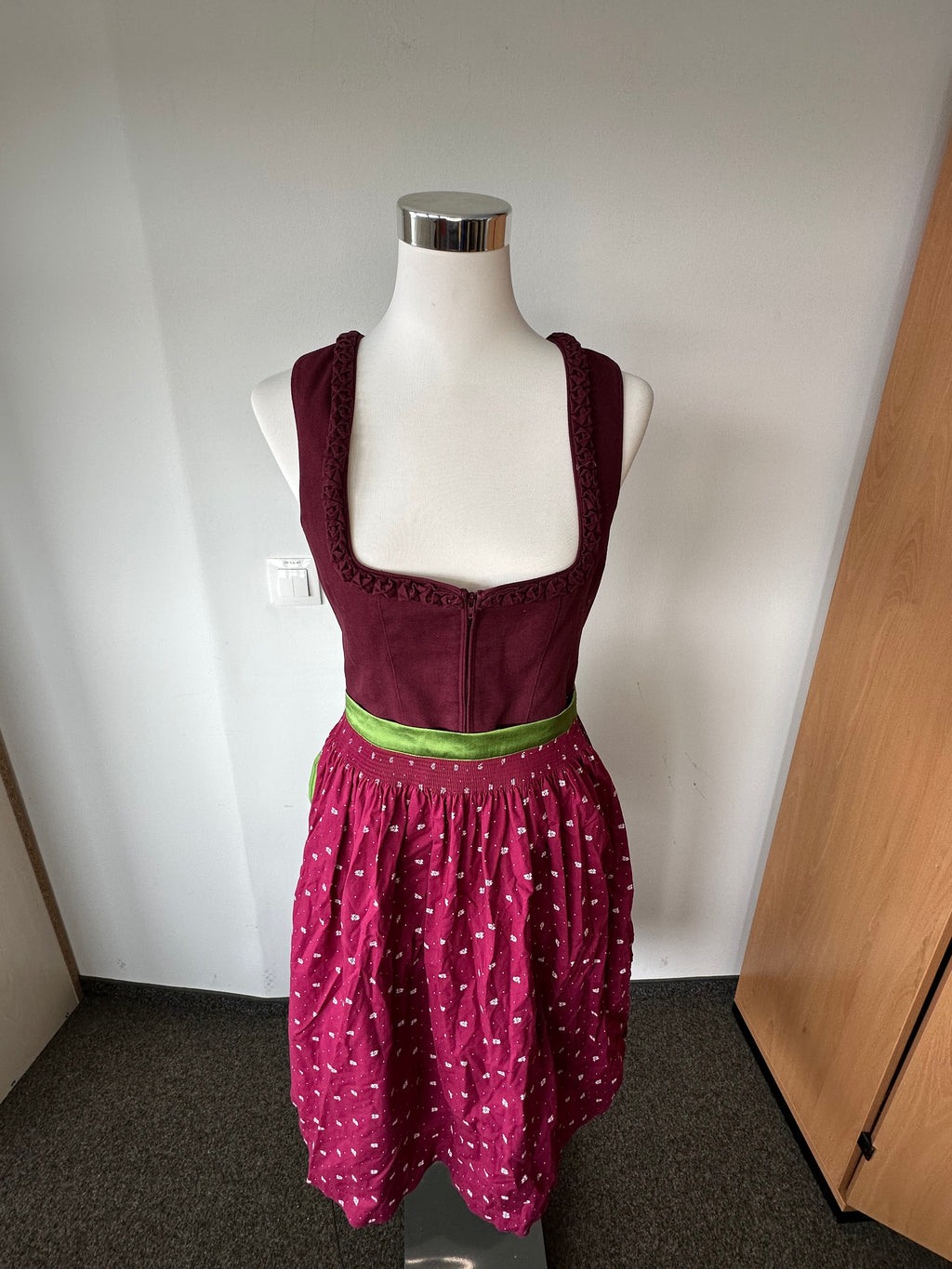 Midi Dirndl with 2 Aprons, EU 38, Maroon Polka Dot, Very Good Condition