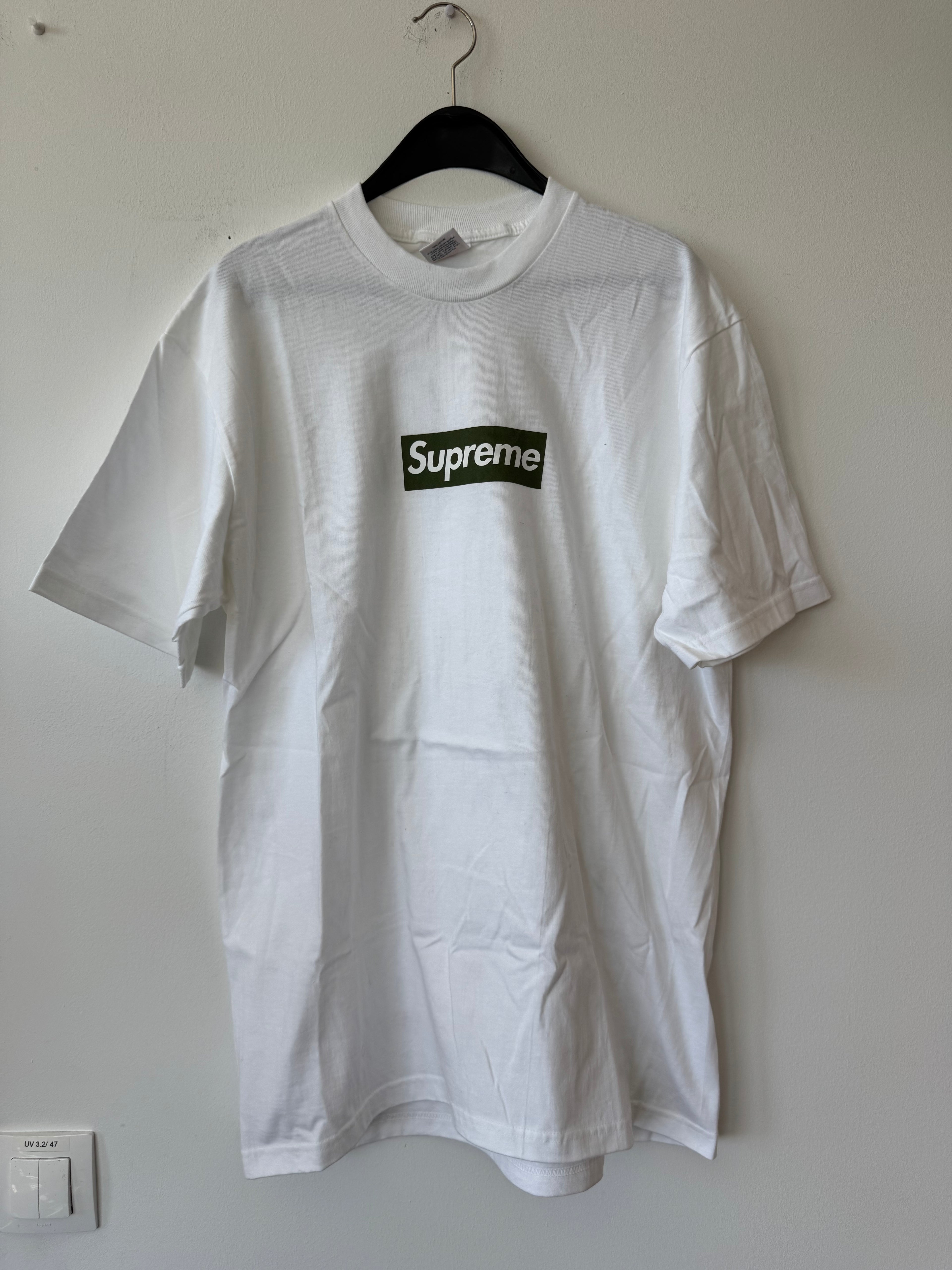 Supreme Box Logo Tee „Berlin / Alles Gute“ – Weiß, Größe M, wie neu