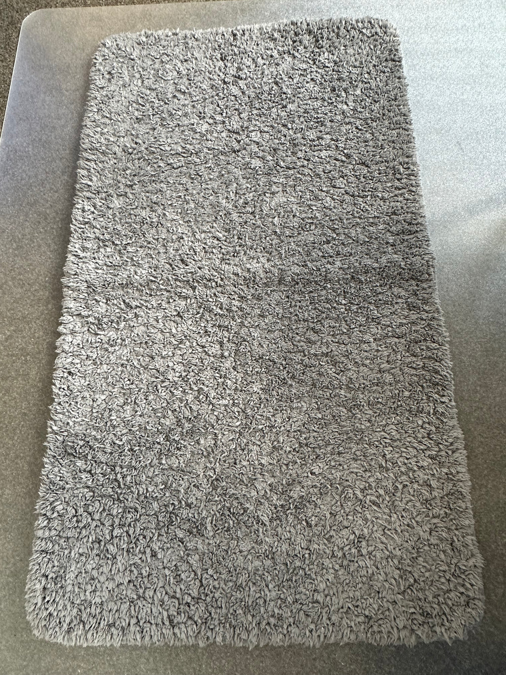 Soft plush grey bath rug 60×90 cm Member's Mark – good condition