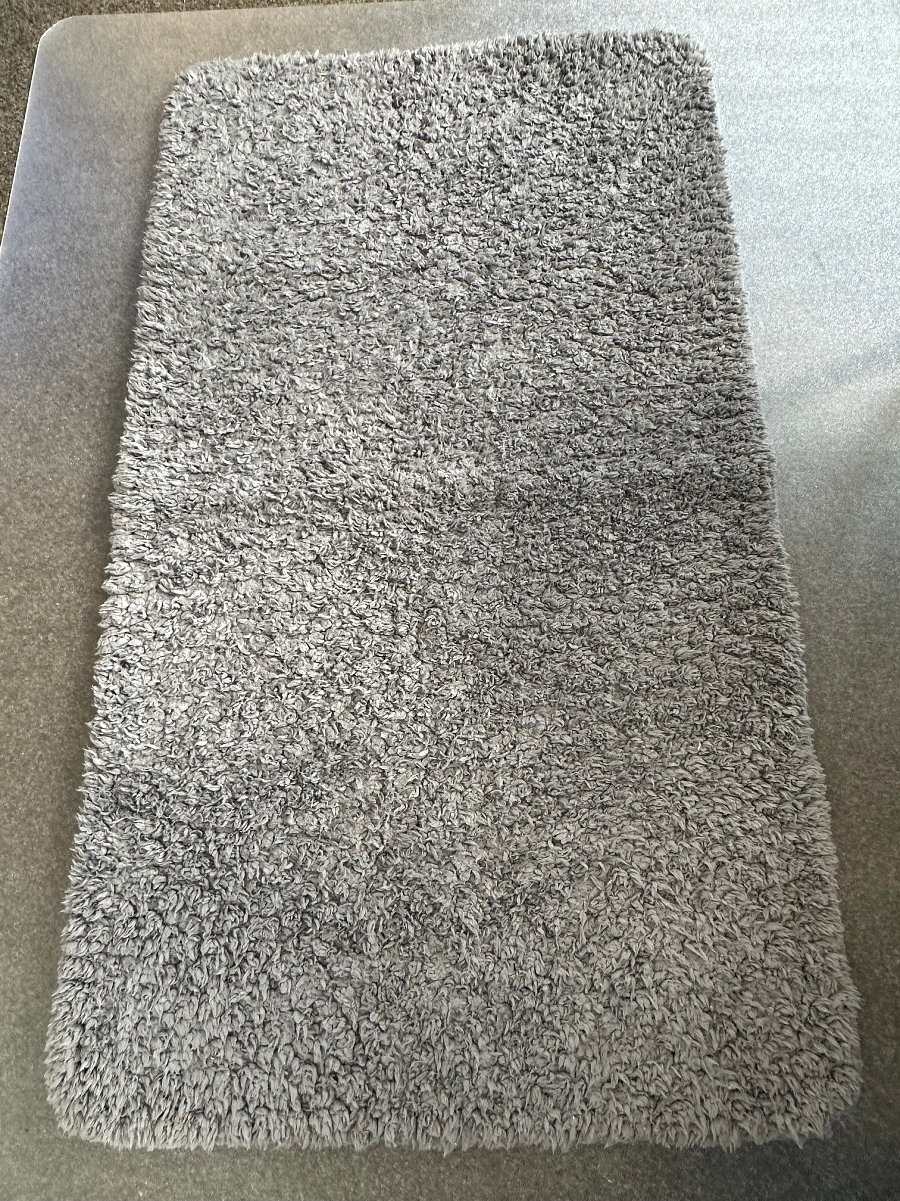 Soft plush grey bath rug 60×90 cm Member's Mark – good condition