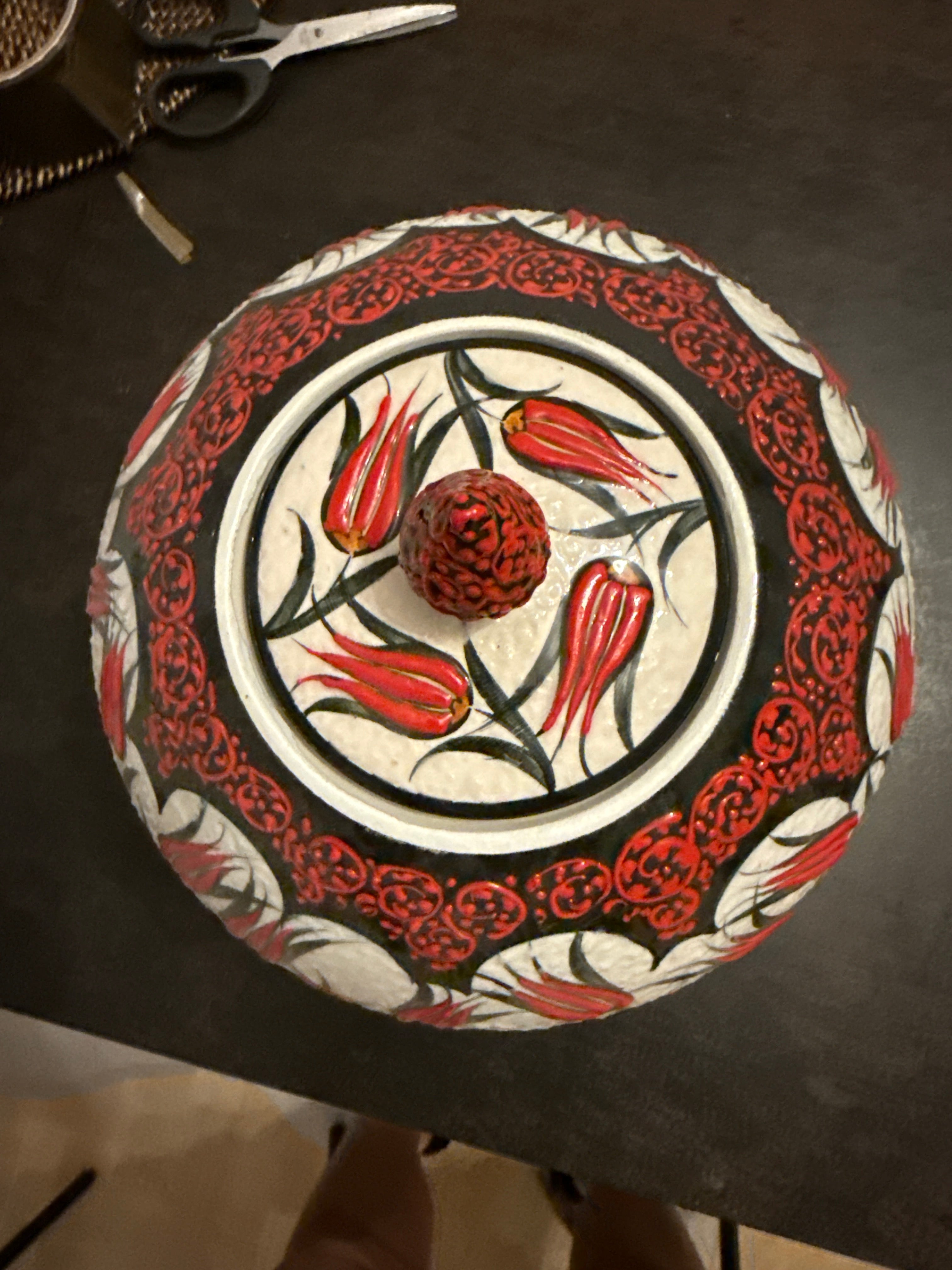 Signiertes Iznik-Keramikgefäß mit Tulpenmuster – Ibrahim Güyengi, wie neu