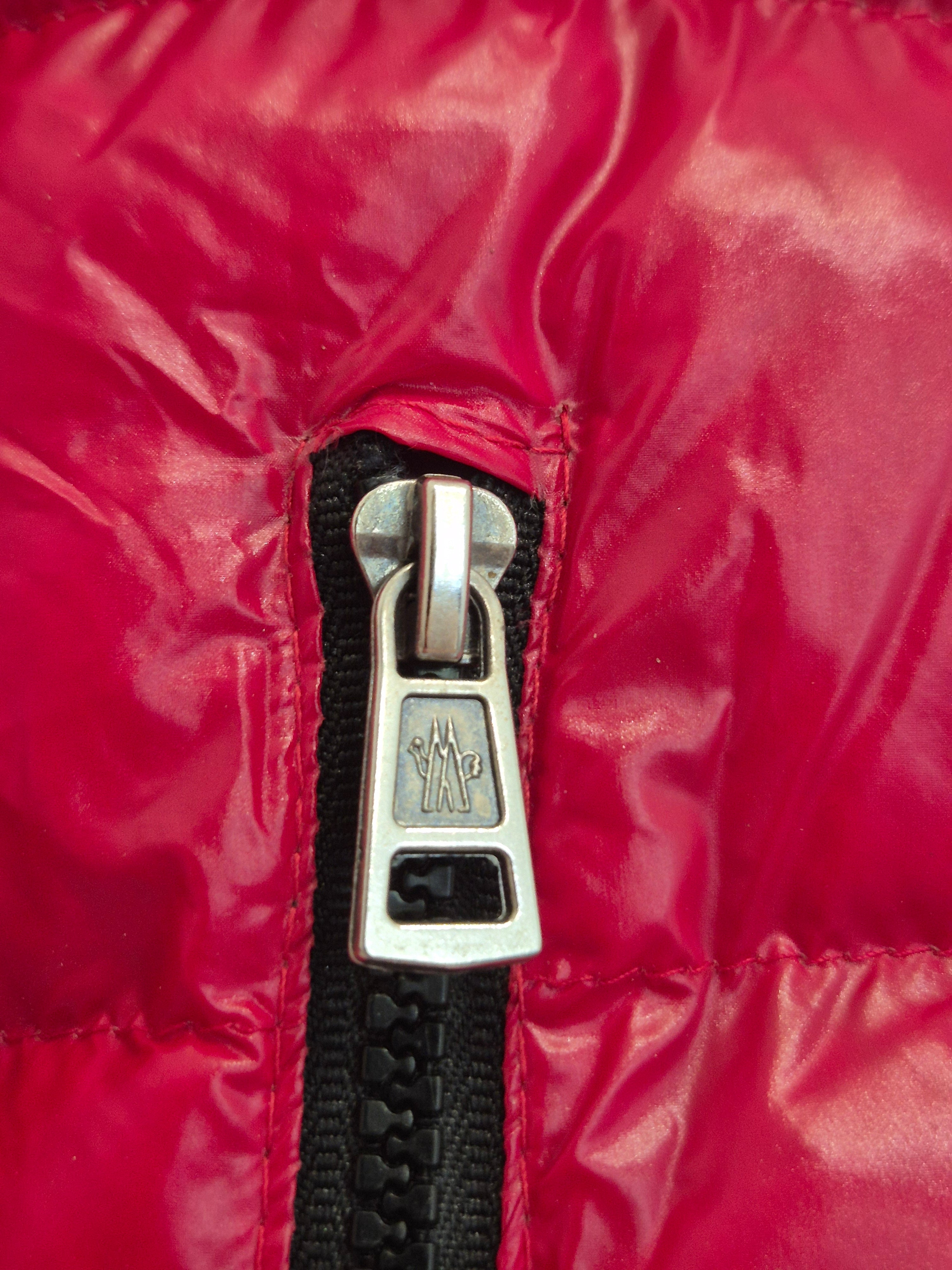 Moncler Grenoble Daunenjacke Kinder 2/3J Rot – großes Rückenlogo, guter Zustand