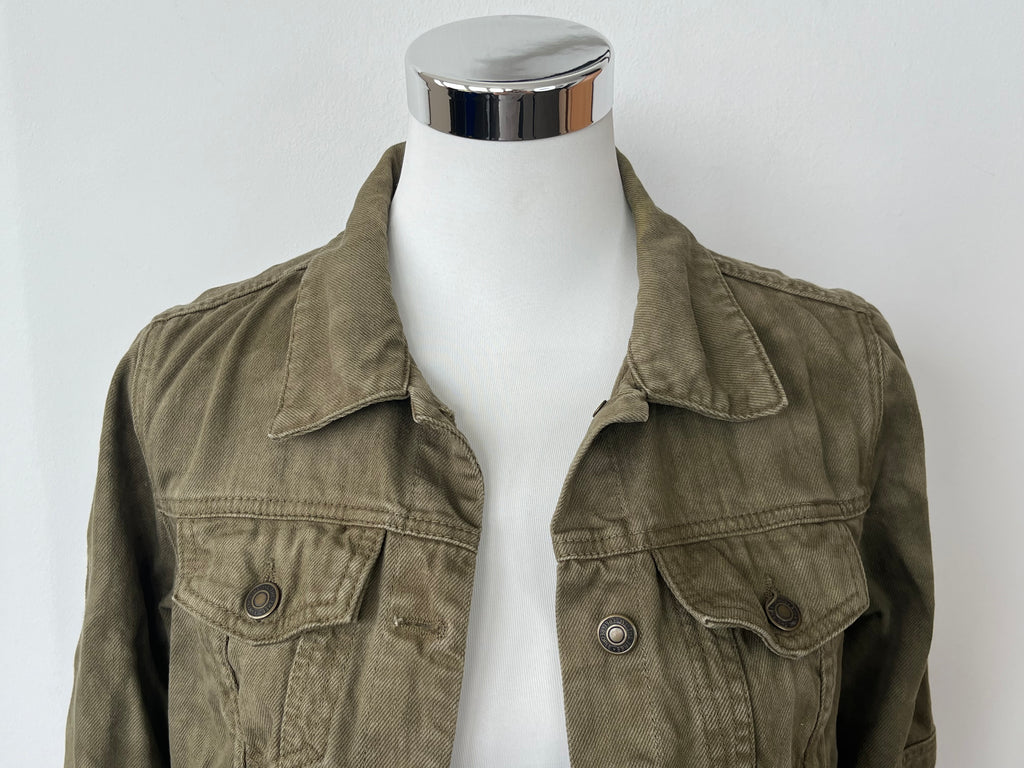 Free People „Rumors“ Cropped Jeansjacke Olive – XS, guter Zustand