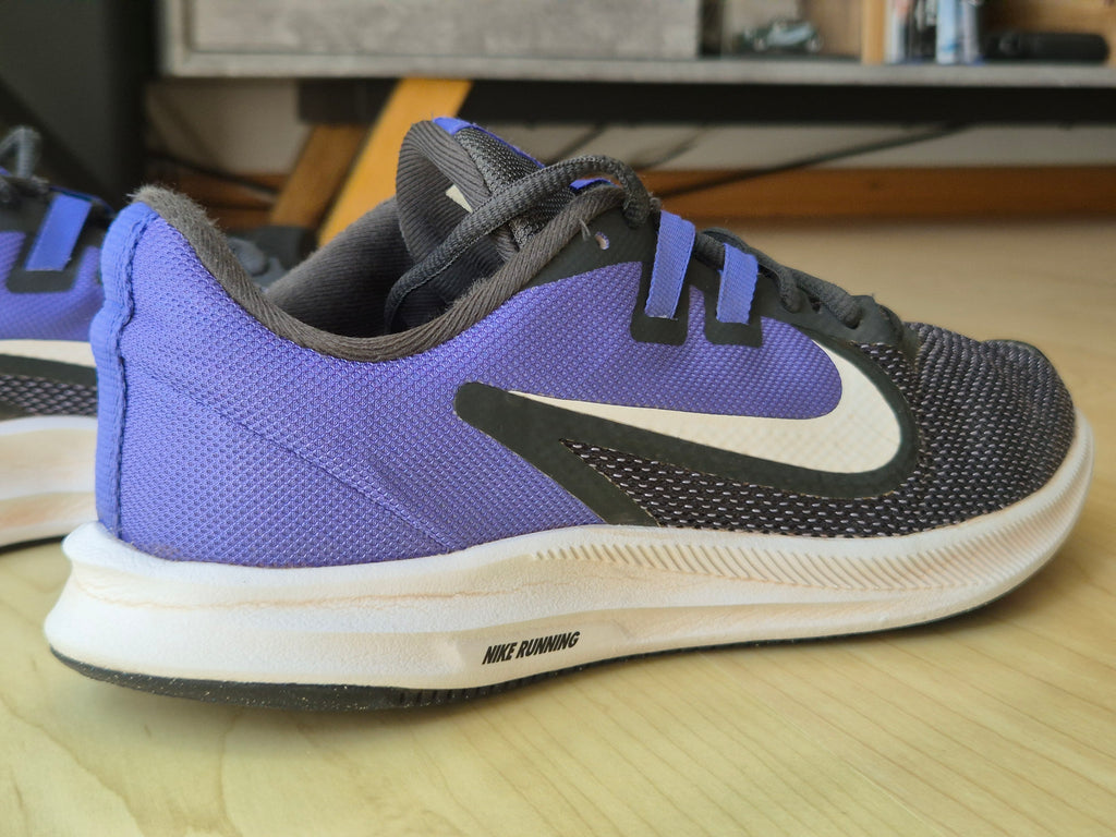 Nike Downshifter 9 Damen Laufschuhe, Schwarz/Blau, Gr. 40, Guter Zustand