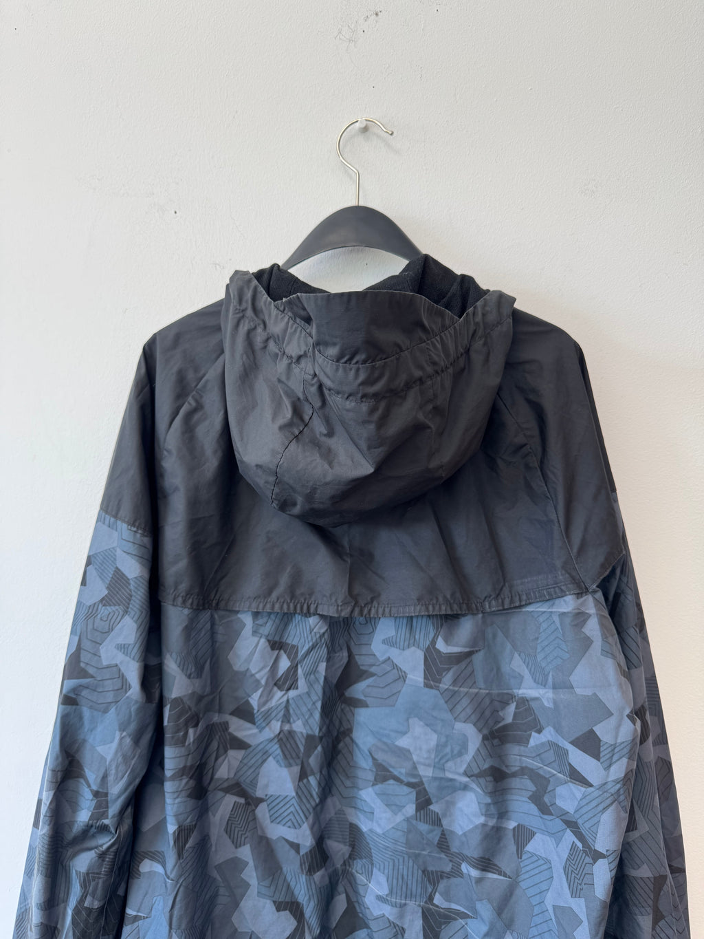 Nike Windrunner AOP Badland Jacke M Schwarz/Olive – Guter Zustand