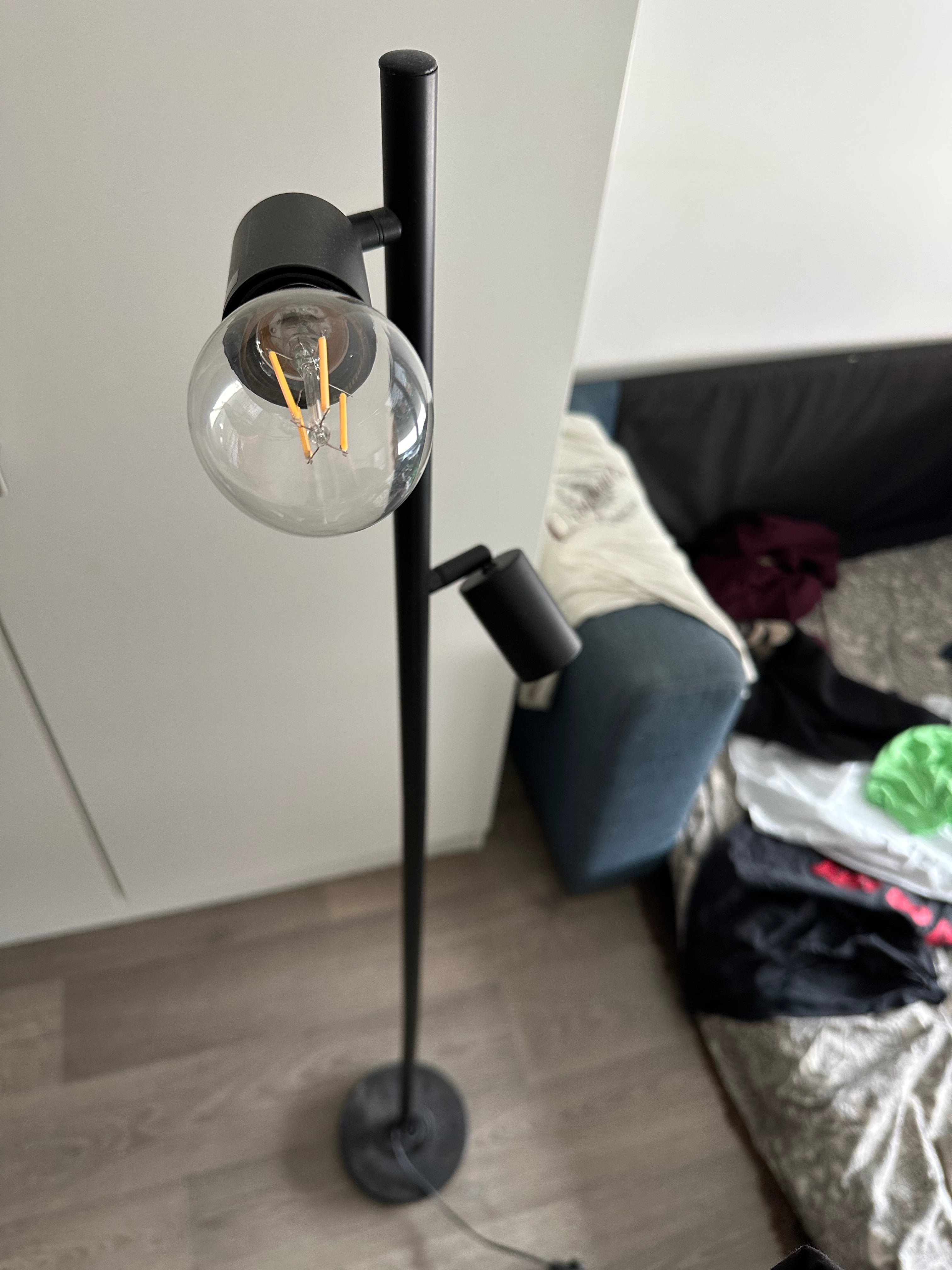 Schlanke Industriestehlampe, matt schwarz, wie neu, ca. 150-160 cm
