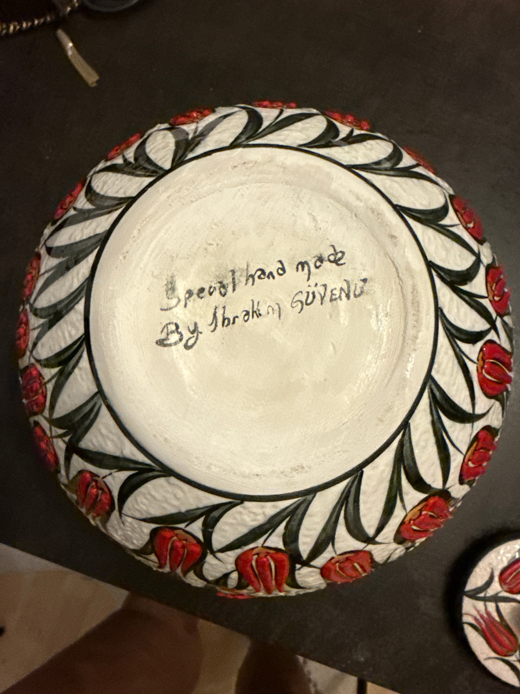 Signiertes Iznik-Keramikgefäß mit Tulpenmuster – Ibrahim Güyengi, wie neu