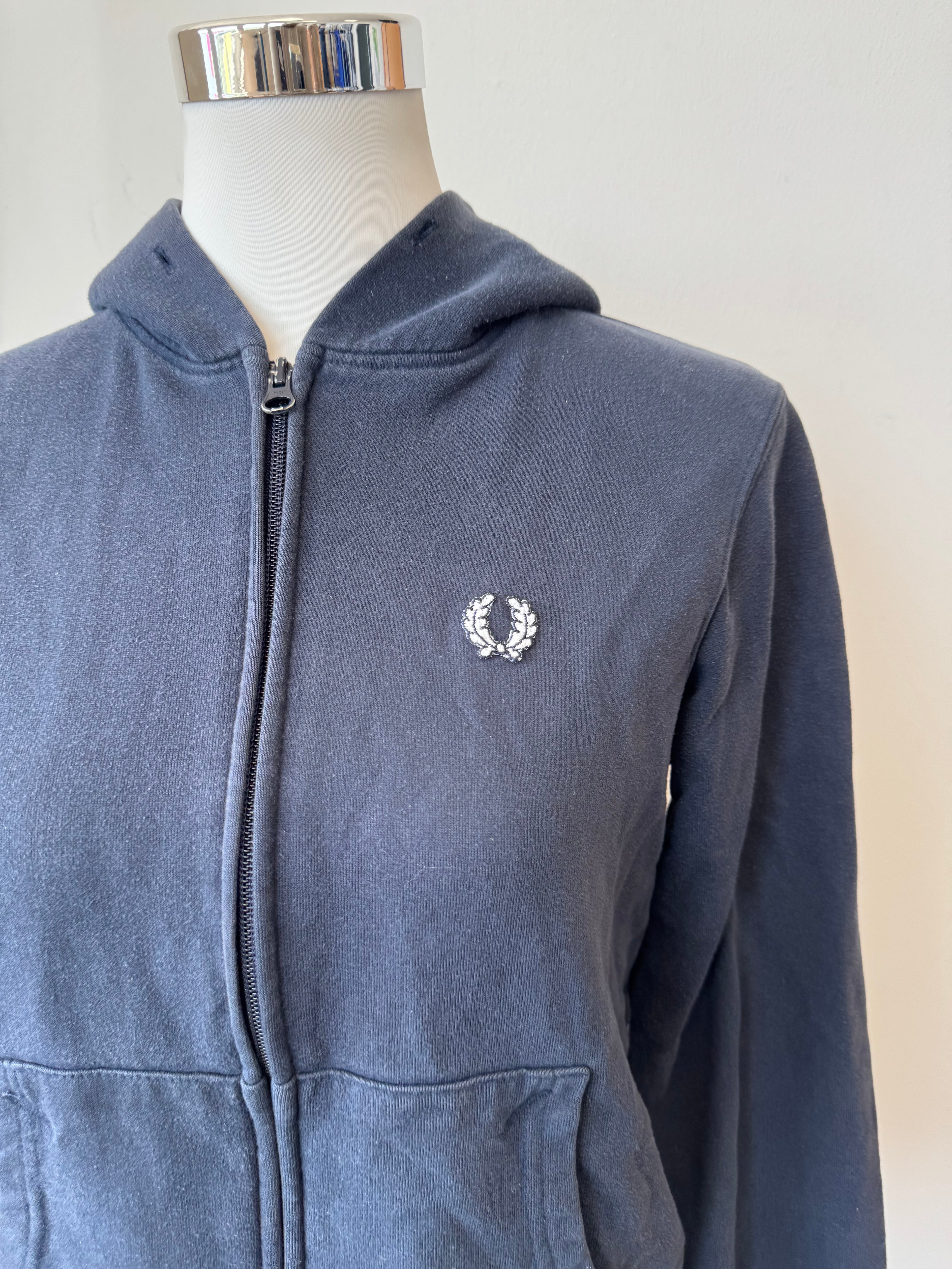 Fred Perry Zip Hoodie – Navy, Gestreifter Saum, Größe M, Guter Zustand