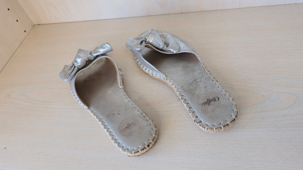 Buffalo London Silber Leder Slides mit Schleife – Größe 38, guter Zustand