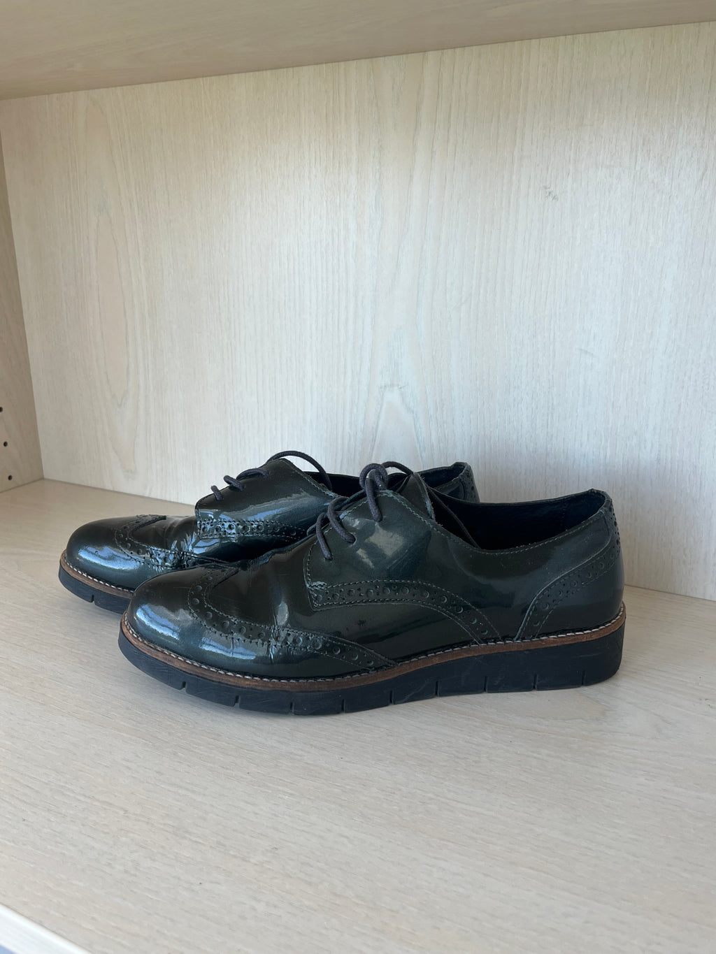 Sacha Essentials women’s black patent leather Oxford brogues EU 39