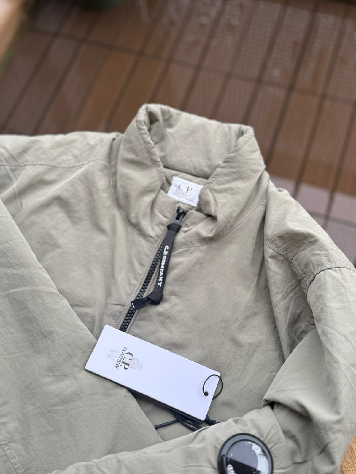 C.P. Company Chrome-R Lens Bomberjacke, Light Olive, Größe M, Neu mit Etikett
