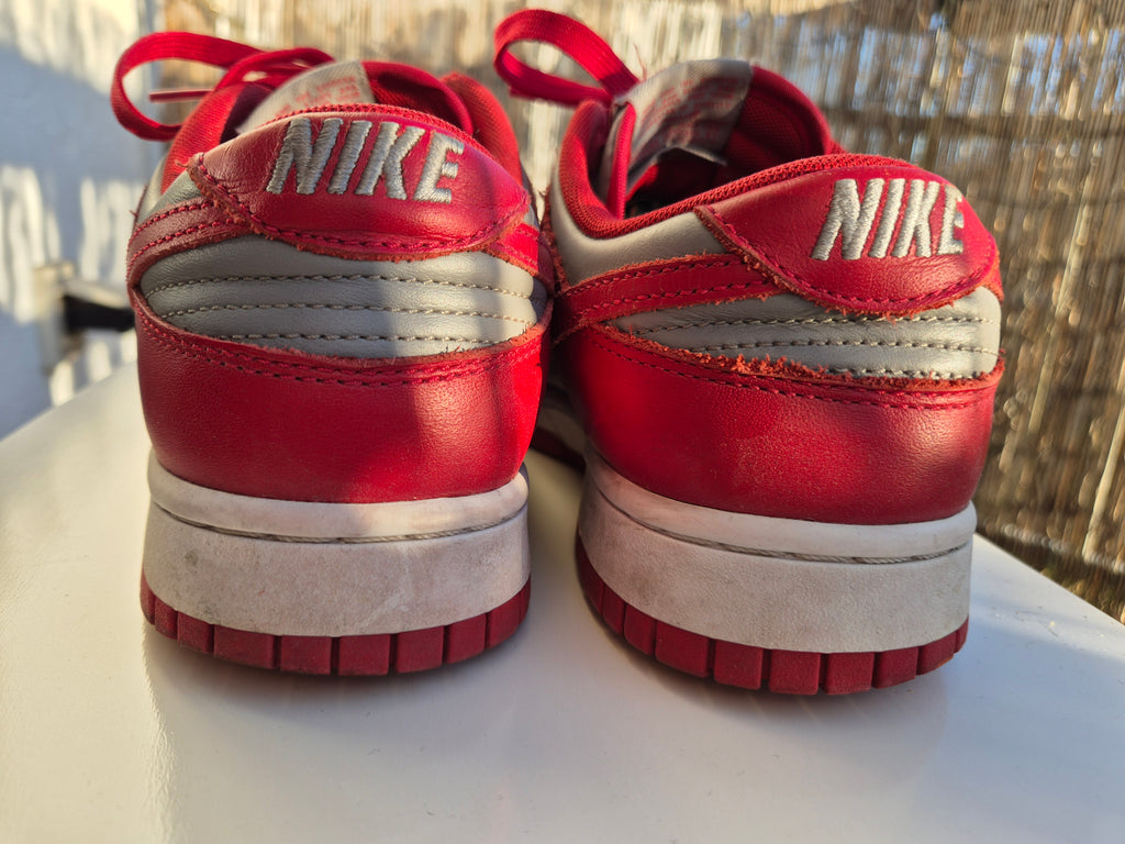 Nike Dunk Low UNLV EU 42,5 Neutral Grau/Rot | Kult-Sneaker | Guter Zustand