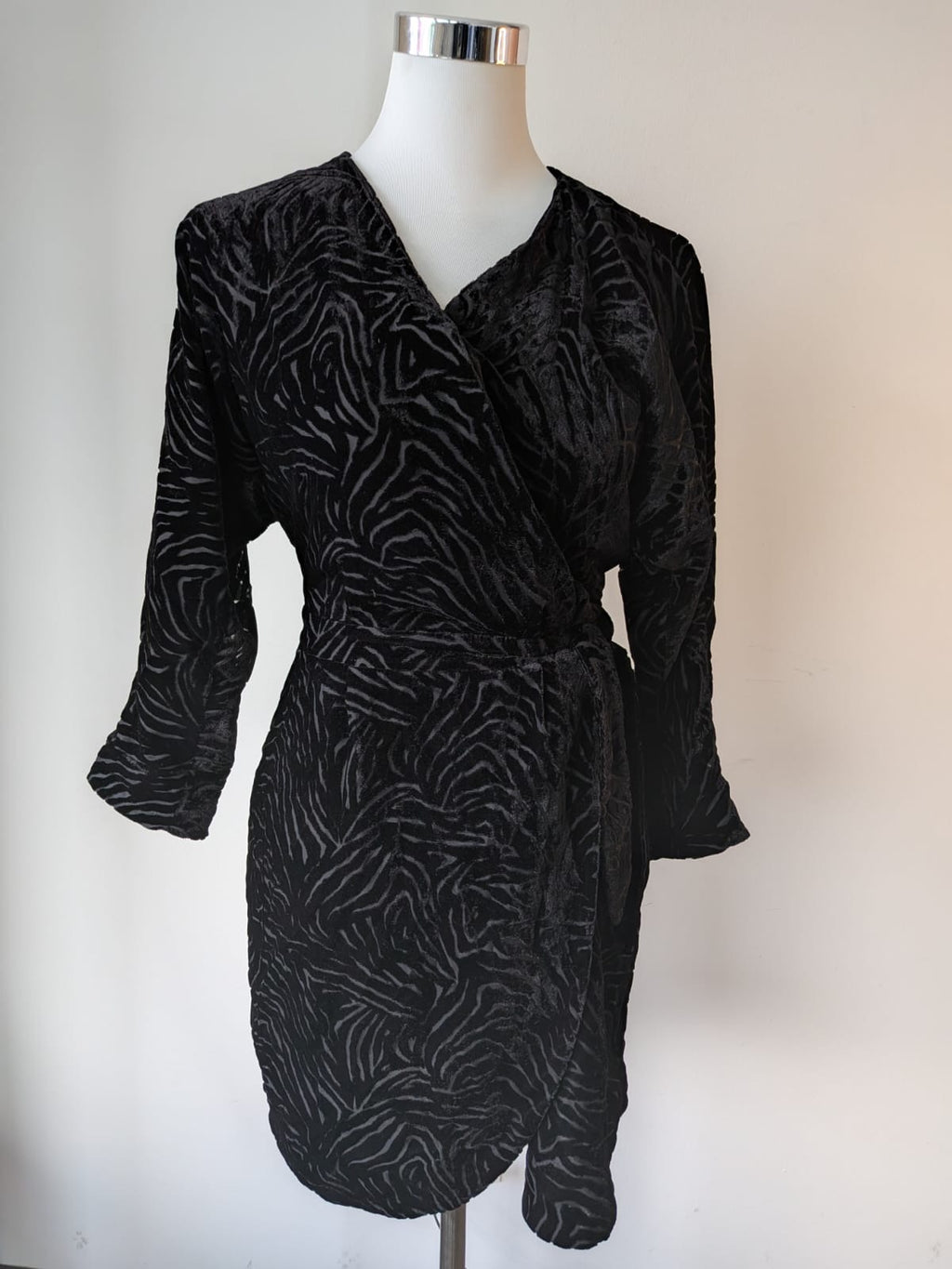 & Other Stories Paris Atelier Samtkleid Wickelkleid, EU 34, Schwarz, Sehr gut