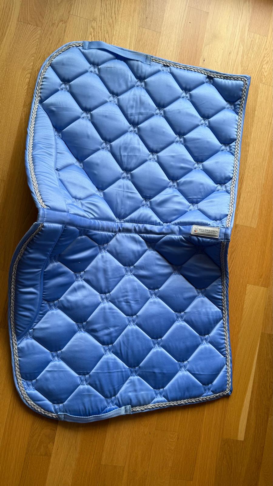 Waldhausen Schabracke Valencia Dressur Full Light Blue/Silver Satin Gut