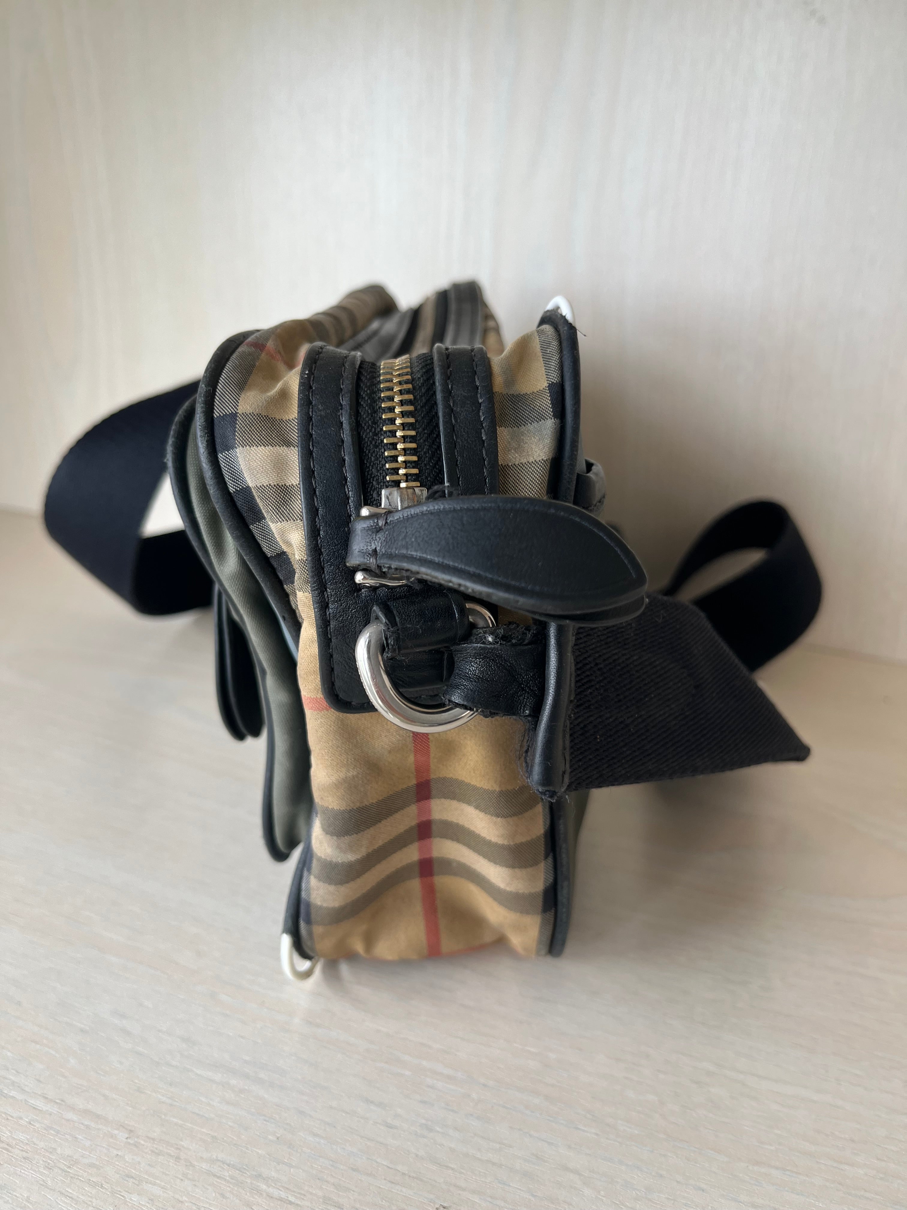 Burberry Camero Party Nylon Tasche – Olive/House Check, Medium, Zustand: Stark genutzt