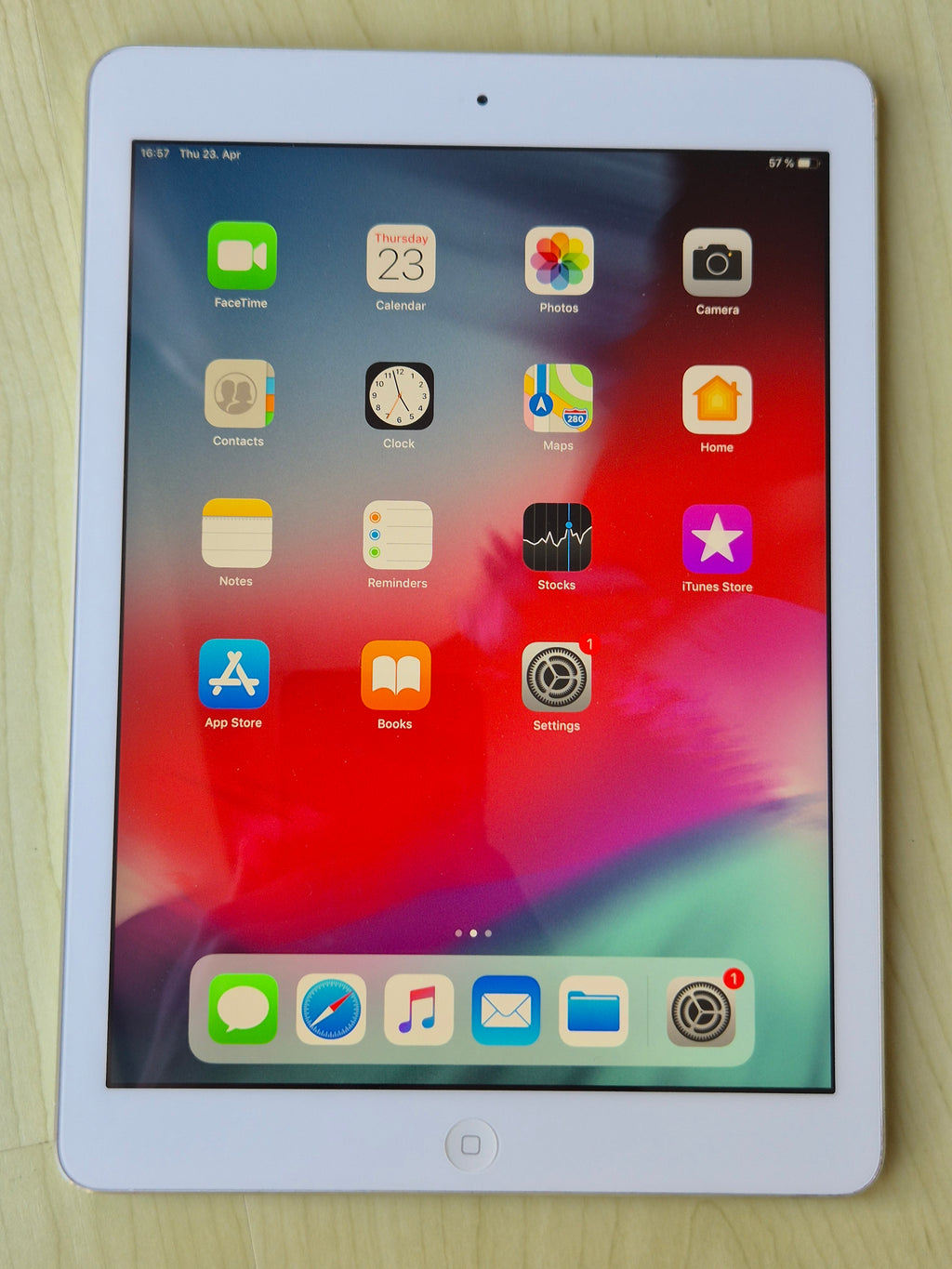 Apple iPad Air 1. Gen 16GB Wi-Fi Silber – Guter Zustand, mit Ladegerät