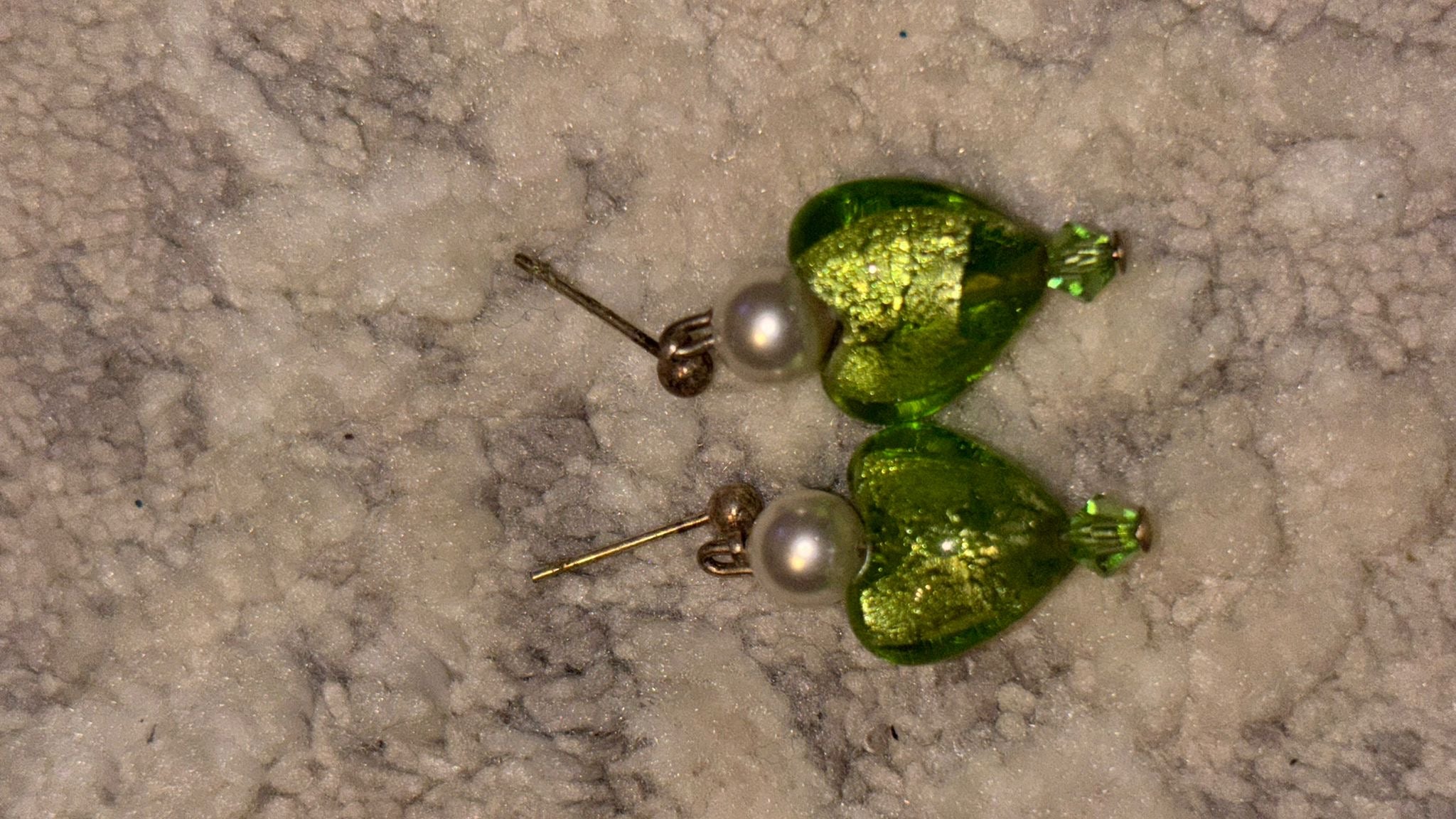 Vintage Grüne Murano-Stil Glas Herz Ohrstecker mit Kunstperlen, guter Zustand