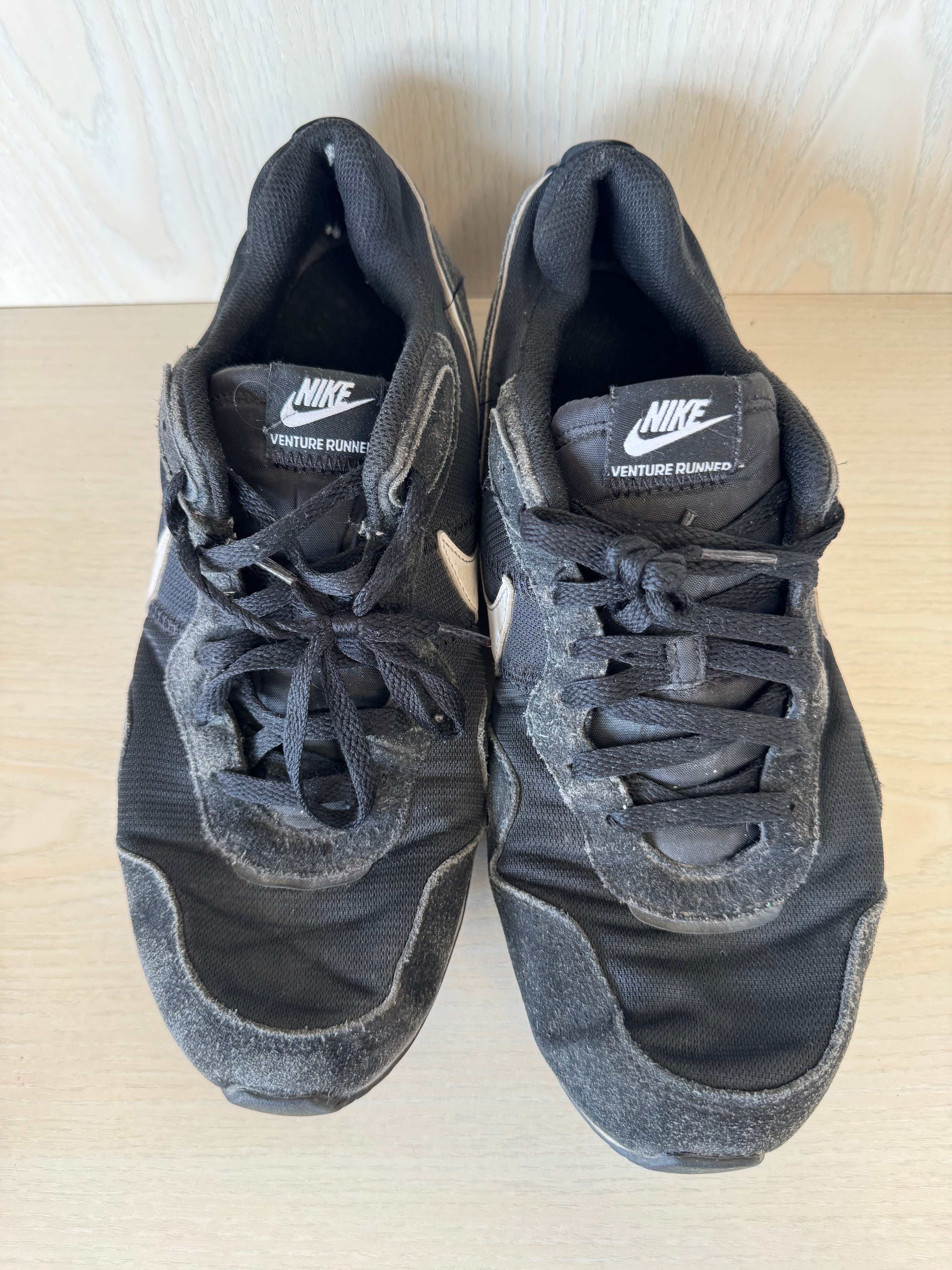 Nike Venture Runner – Schwarz/Weiß, Größe EU 45, Gebraucht